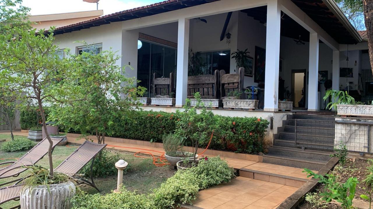 Casa de Alto Padrão à Venda no Bairro Santa Rosa com Terreno d...