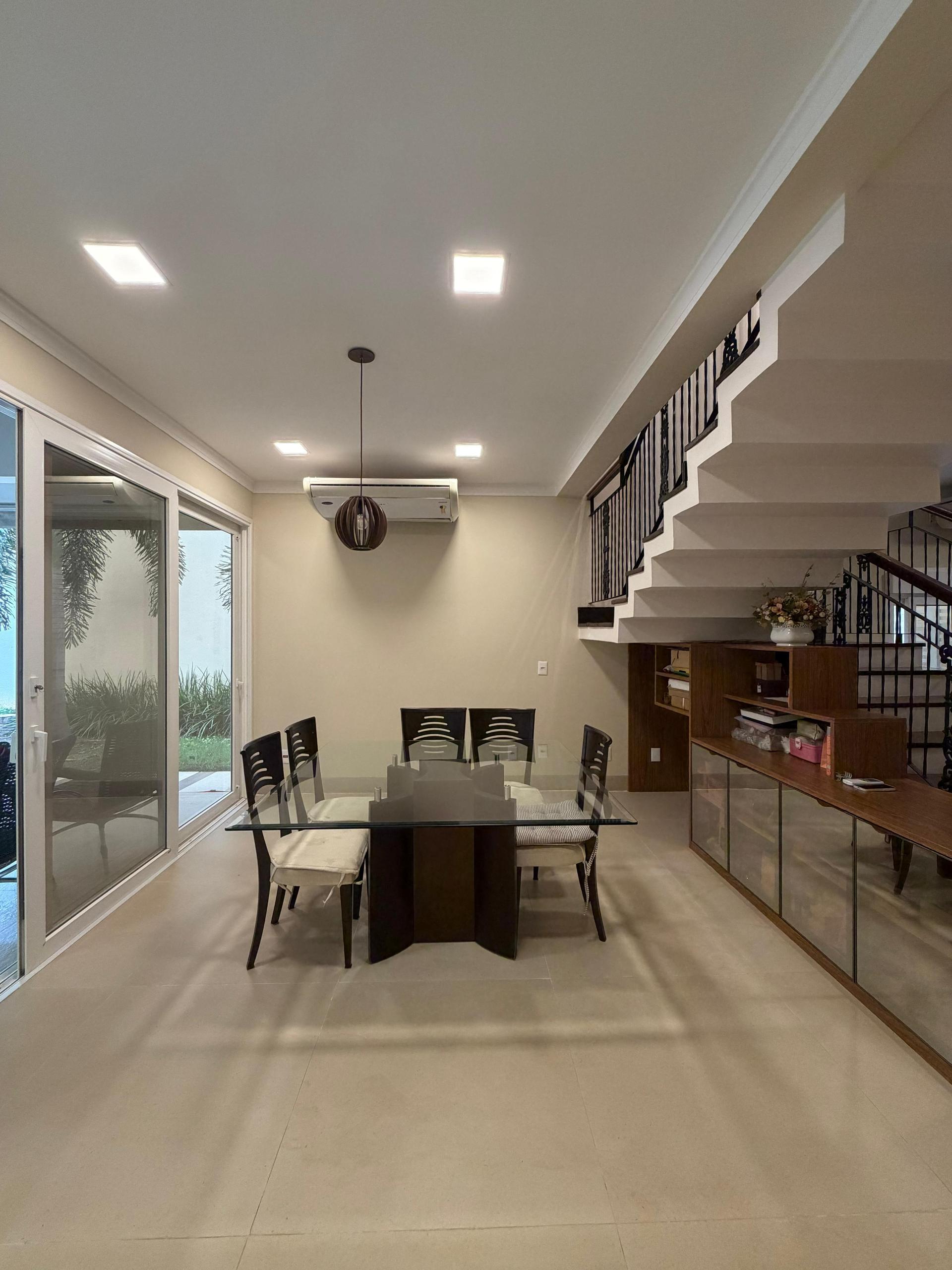 Sobrado de alto padr?o com 4 su?tes no Condom?nio Belvedere co...