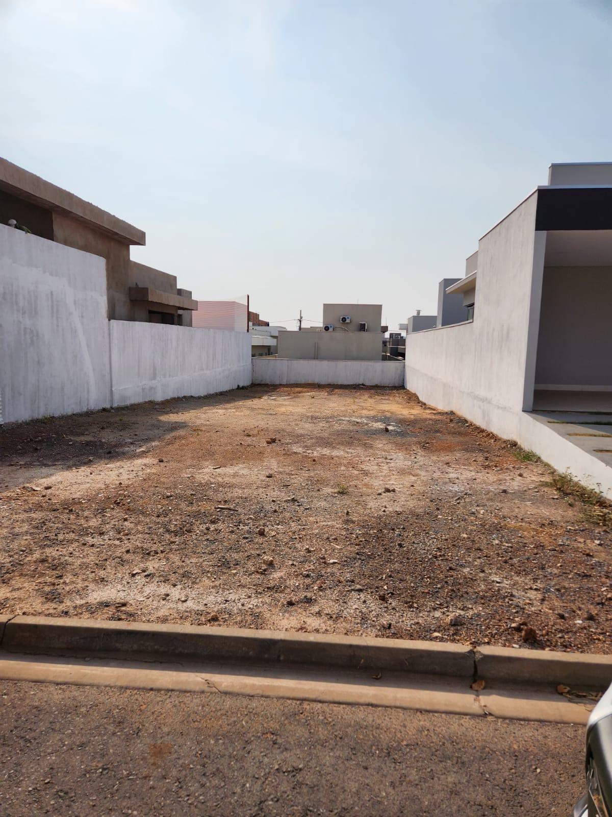 Terreno no Condomínio Belvedere II à venda por R  370.000,00