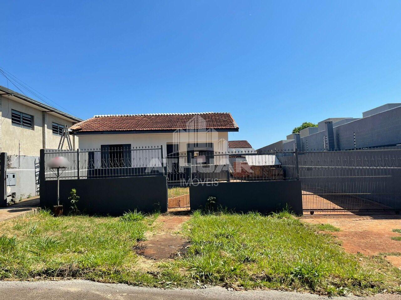 TERRENO CONTENDO UMA CASA, UMA CASA NOS FUNDOS E DUAS QUITINET...