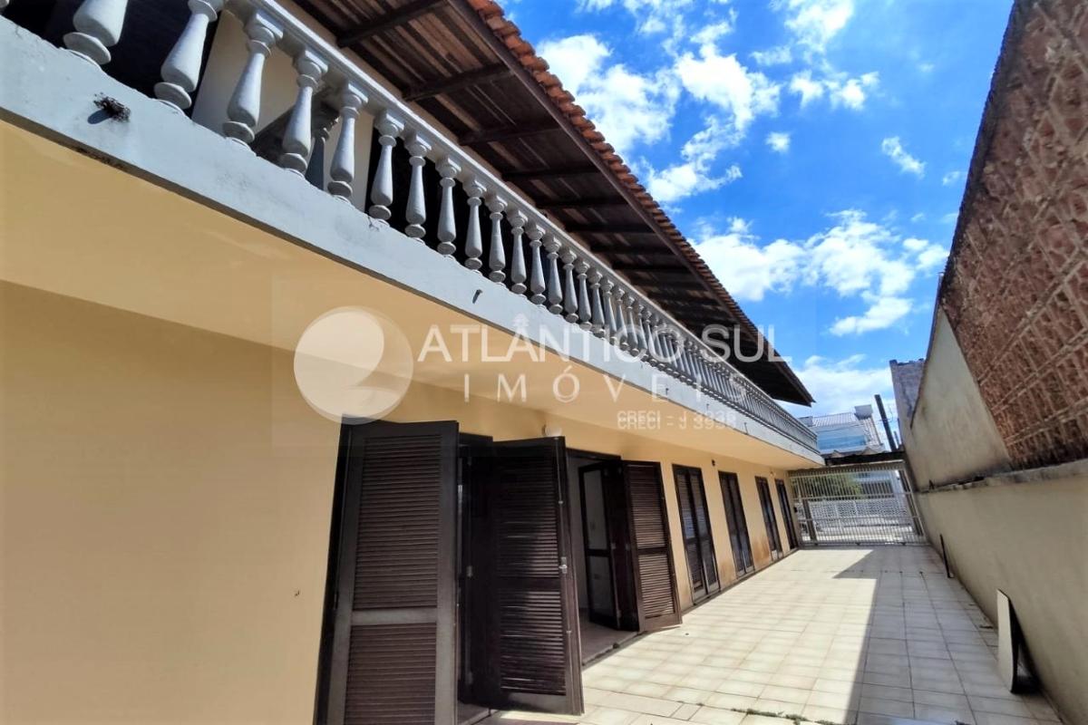 Sobrado próximo da praia com 3 quartos no COSTA AZUL, MATINHOS...