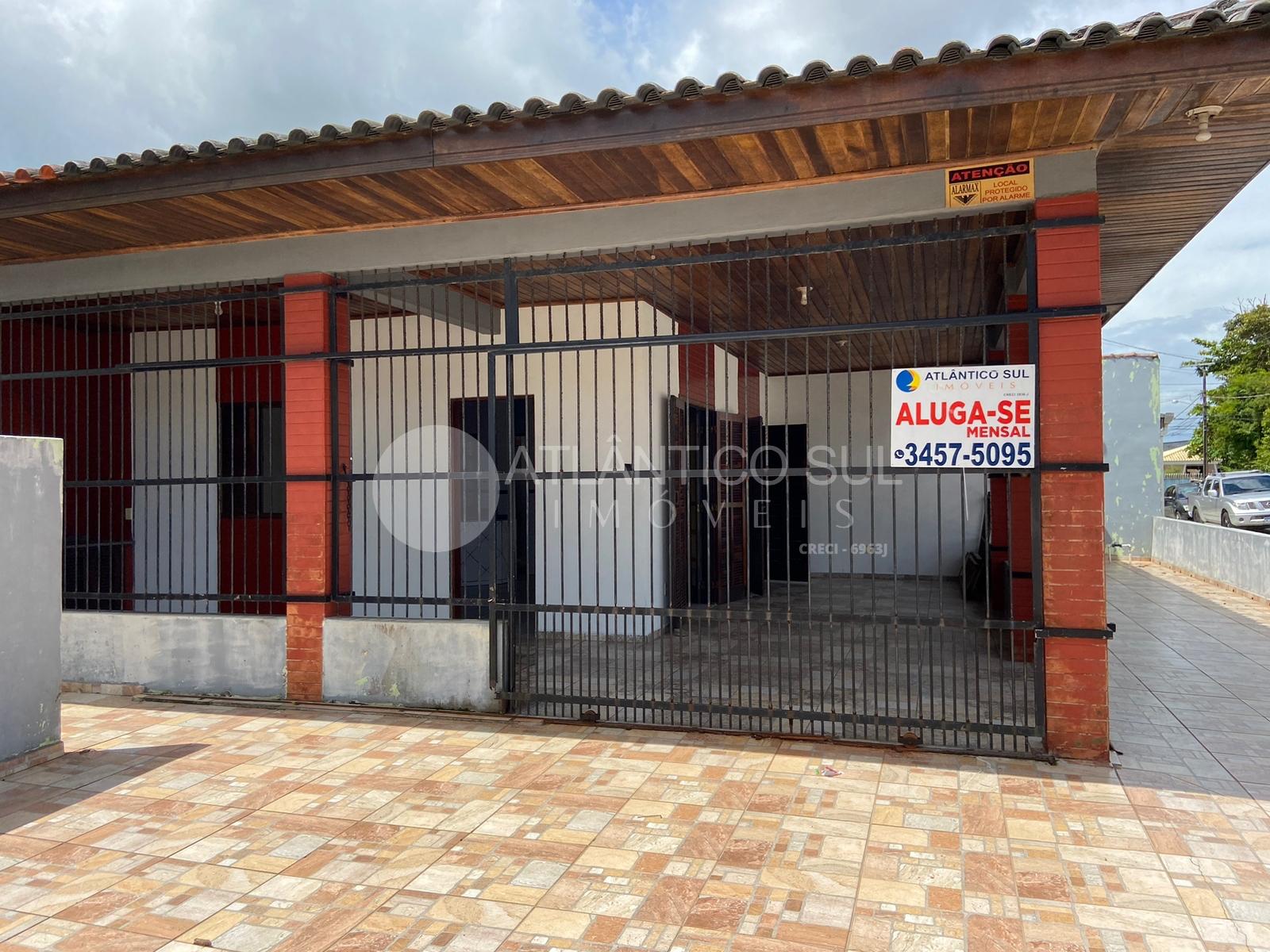 Casa de esquina semi-mobiliada á 350m do Mar, com área com chu...