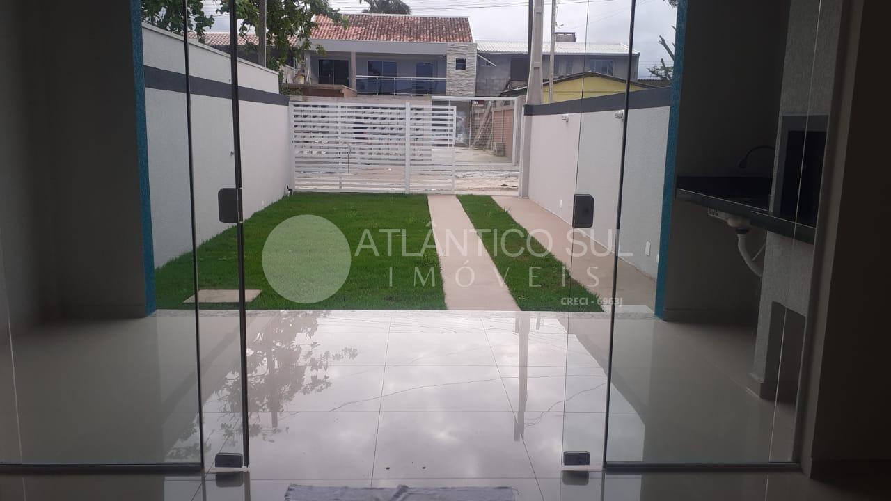Casa com 2 dormitórios à venda a 150 metros do mar, Pereque, M...