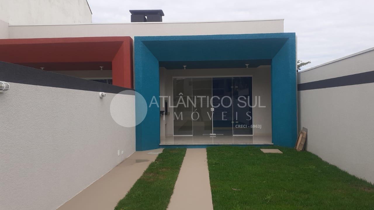 Casa com 2 dormitórios à venda a 150 metros do mar, Pereque, M...