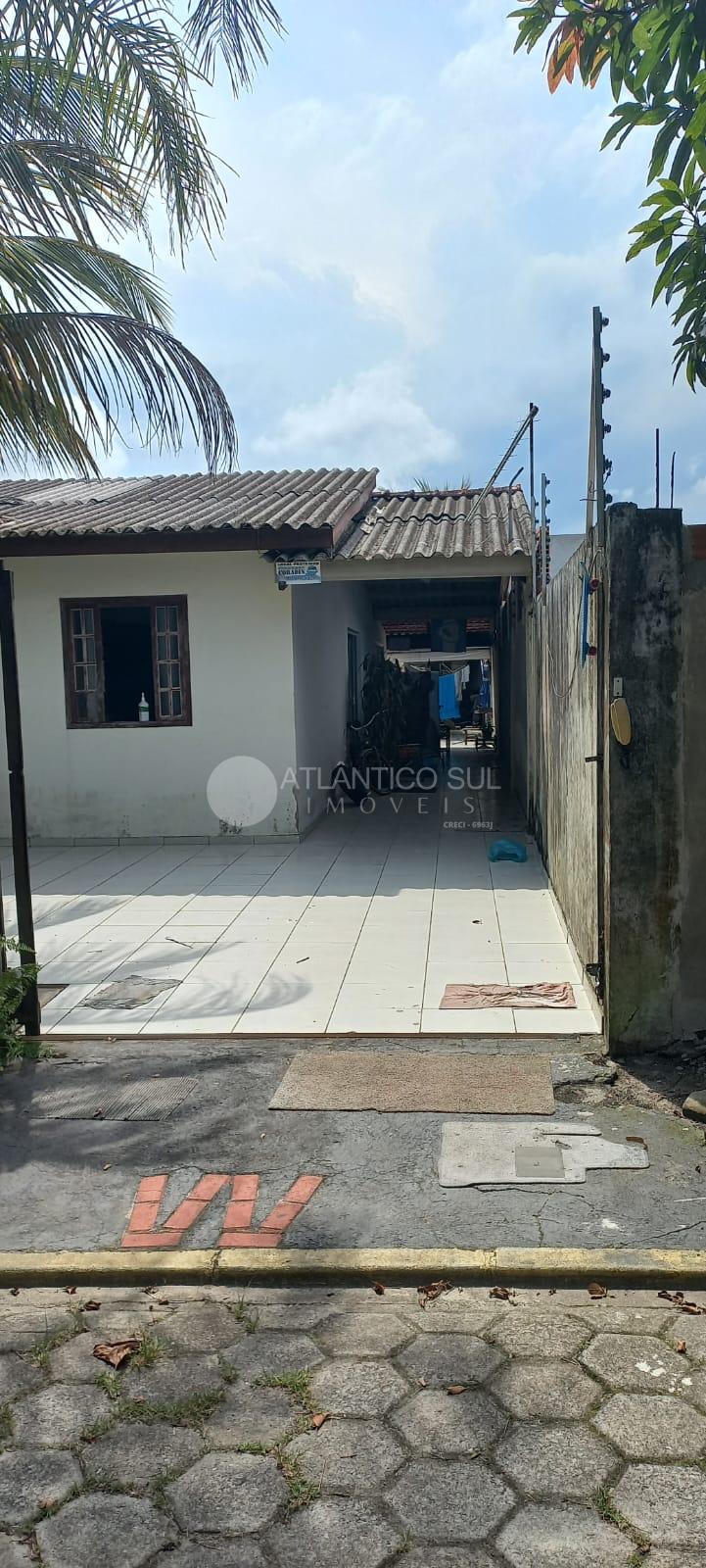 Casa na praia 2 dormitórios, 1 suíte, 1 banheiro social, sala,...