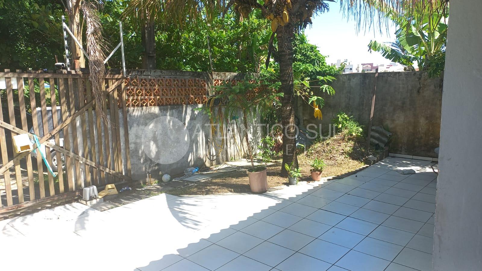 Casa na praia 2 dormitórios, 1 suíte, 1 banheiro social, sala,...