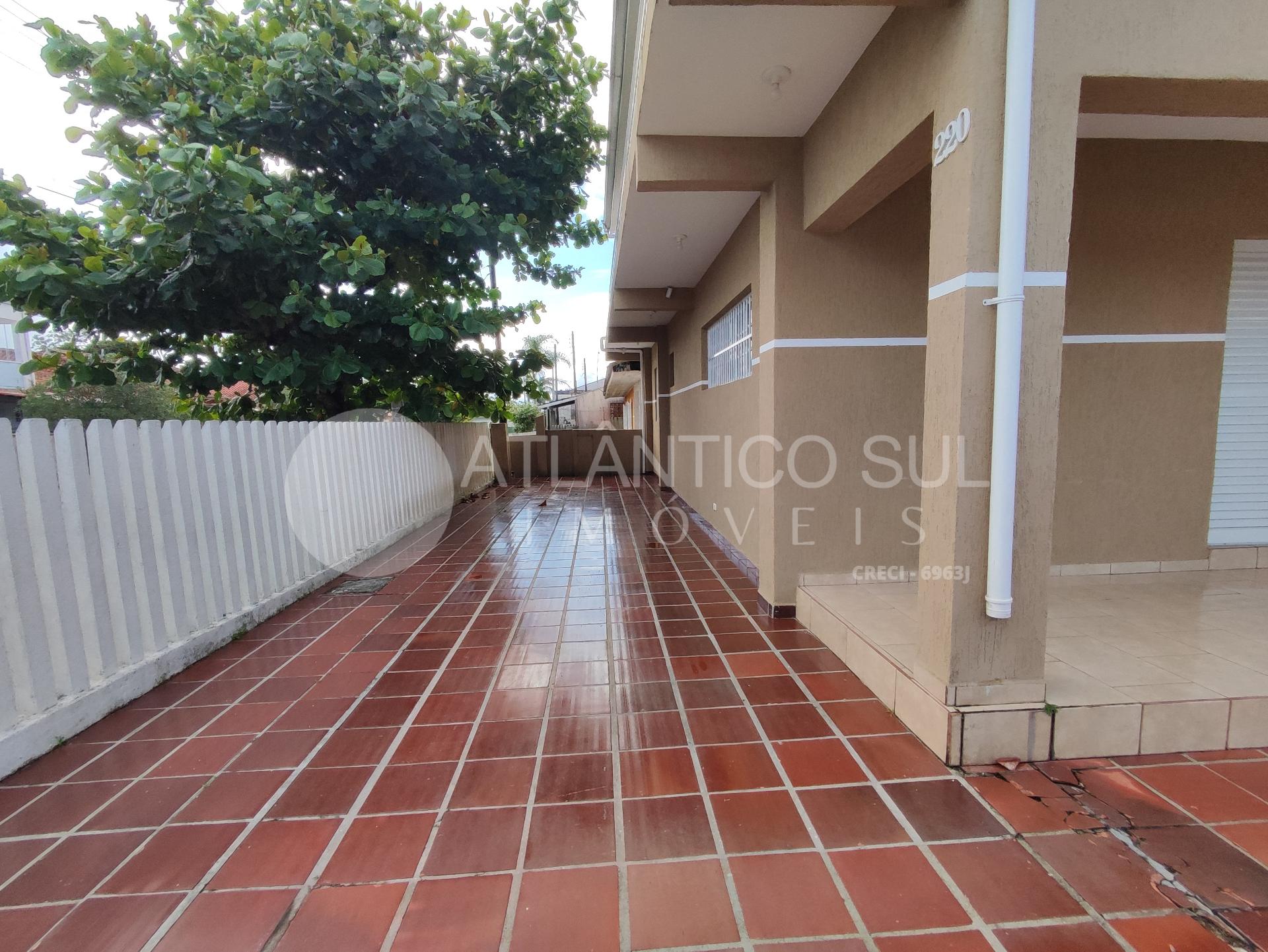 Sobrado com 6 quartos, 3 suítes e churrasqueira a 150m do mar,...