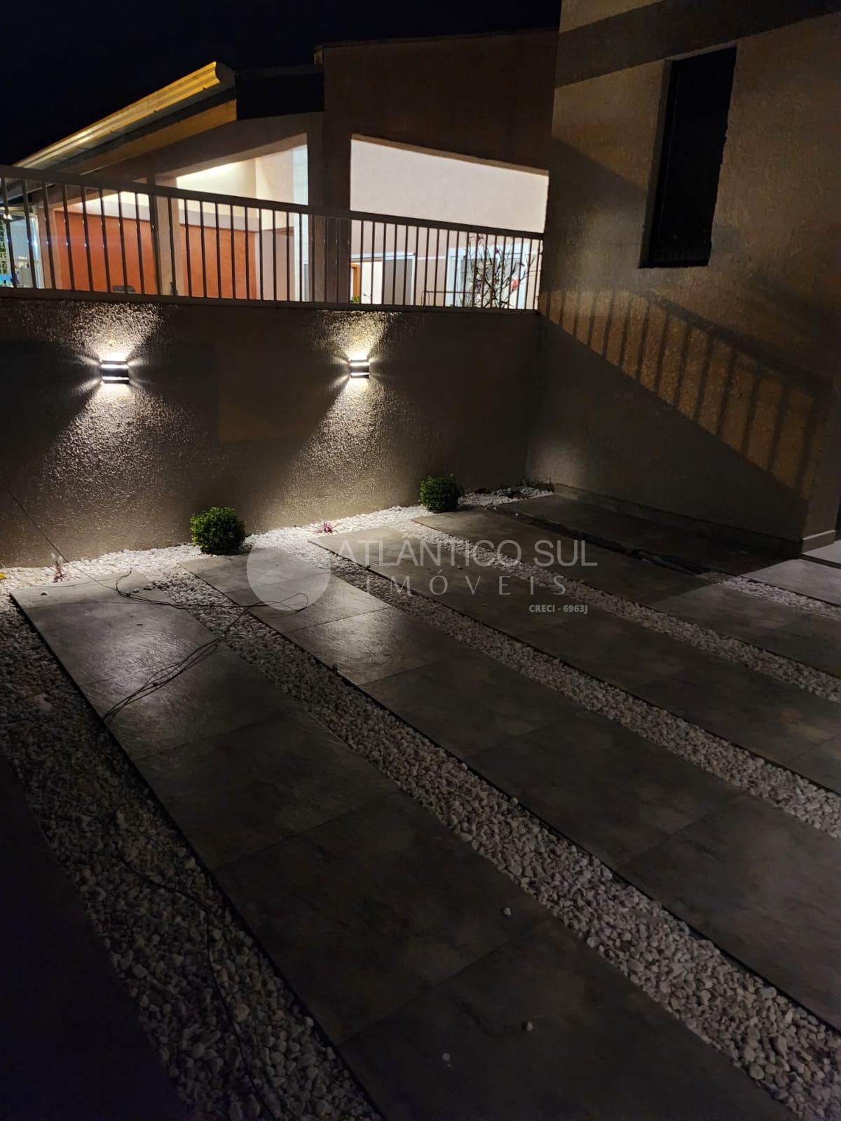 Tríplex na praia, com 2 quartos 1 suite cozinha, sala, duas sa...