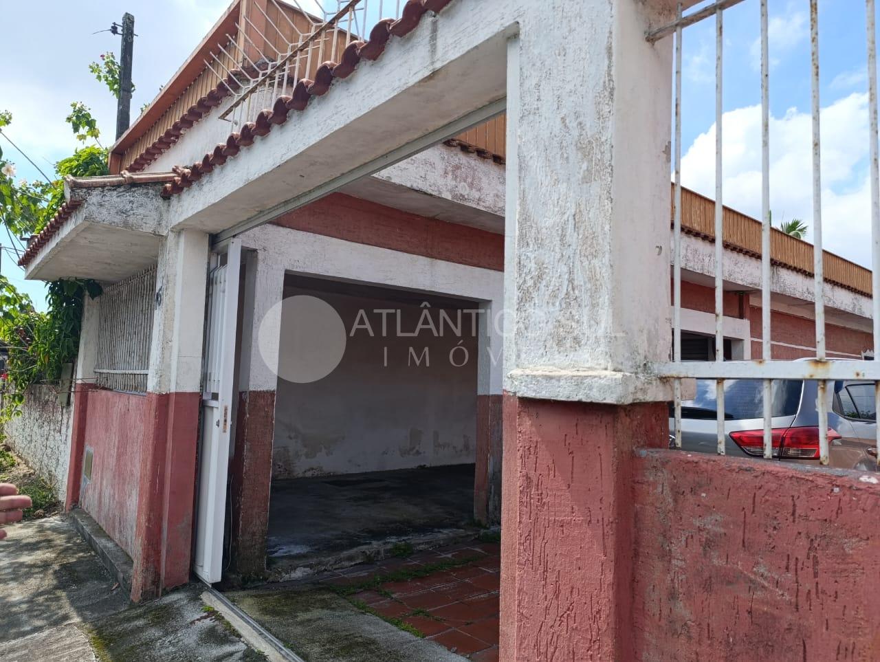 Casa à venda com 03 quartos na Rua Maneco Viana, Paranaguá - PR