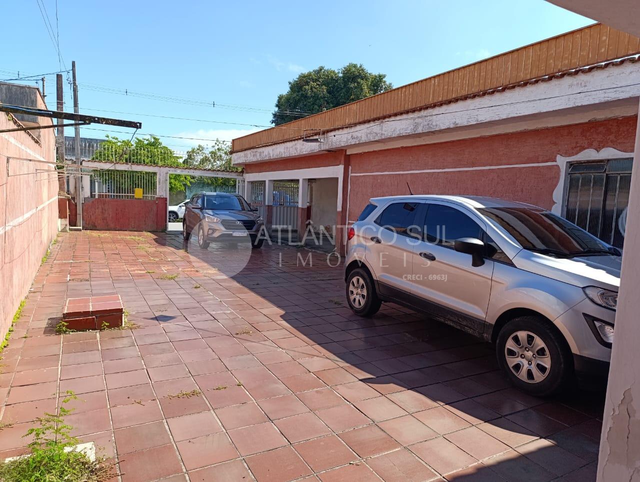 Casa à venda com 03 quartos na Rua Maneco Viana, Paranaguá - PR