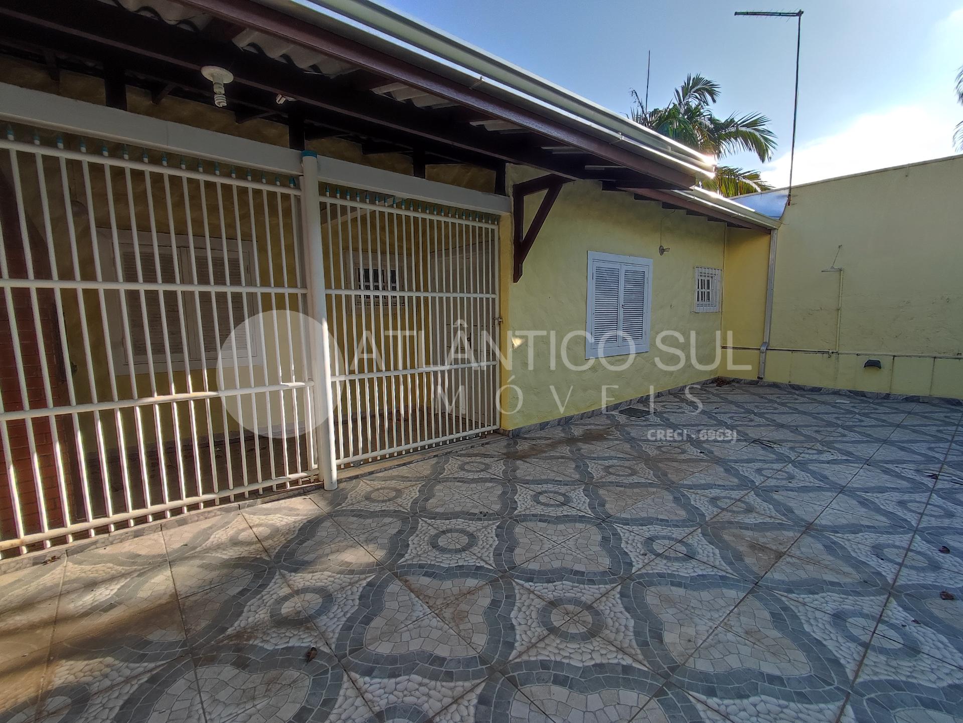 Casa à venda, 200 metros do mar em GAIVOTAS, MATINHOS - PR