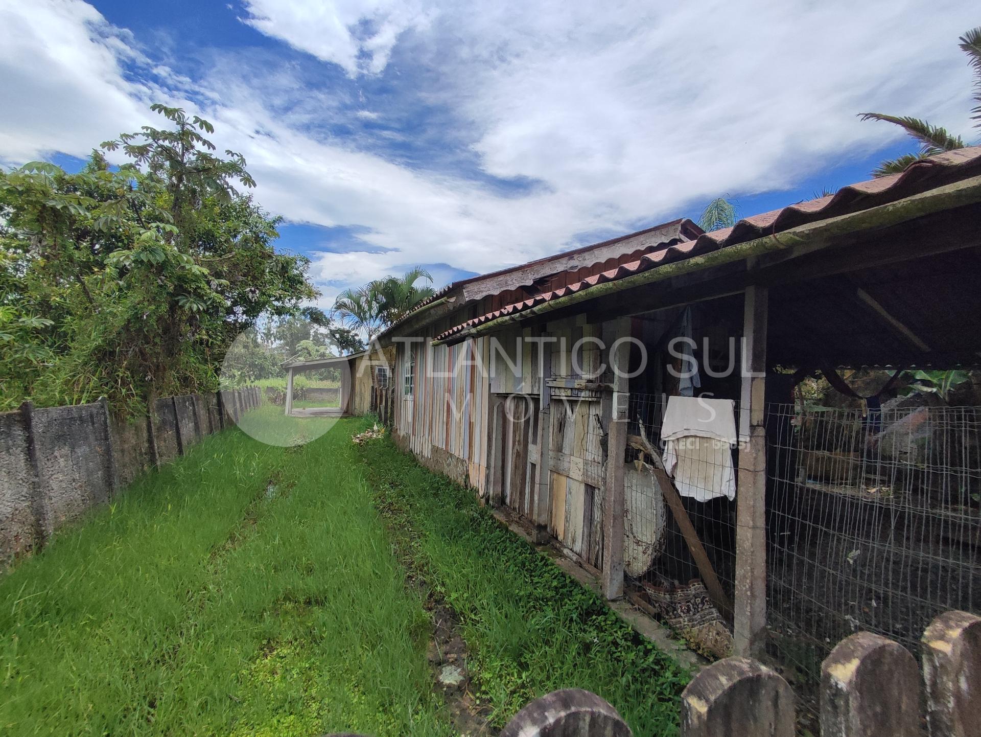 Terreno a venda com 02 casas de madeira, Praia de Leste, PONTA...