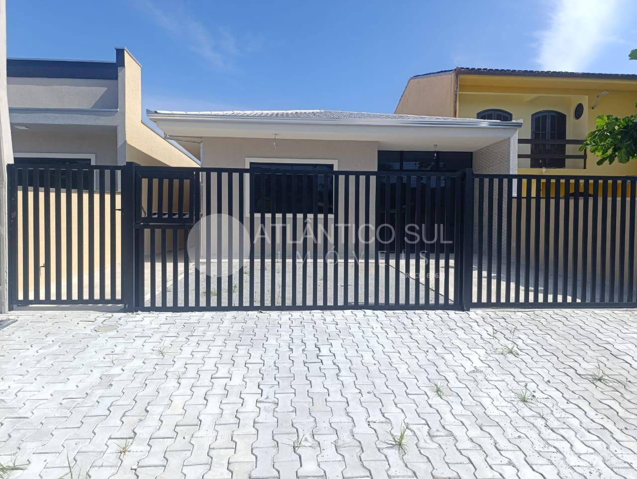 Casa a venda  com piscina, 150 metros do mar em  CANOAS, PONTA...