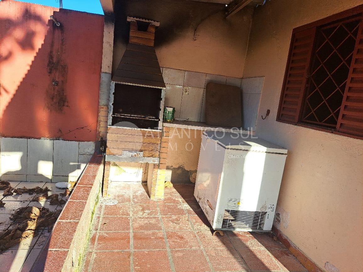 CASA DE ESQUINA EM  SHANGRI-LÁ COM TERRENO GRANDE E 700 METROS...