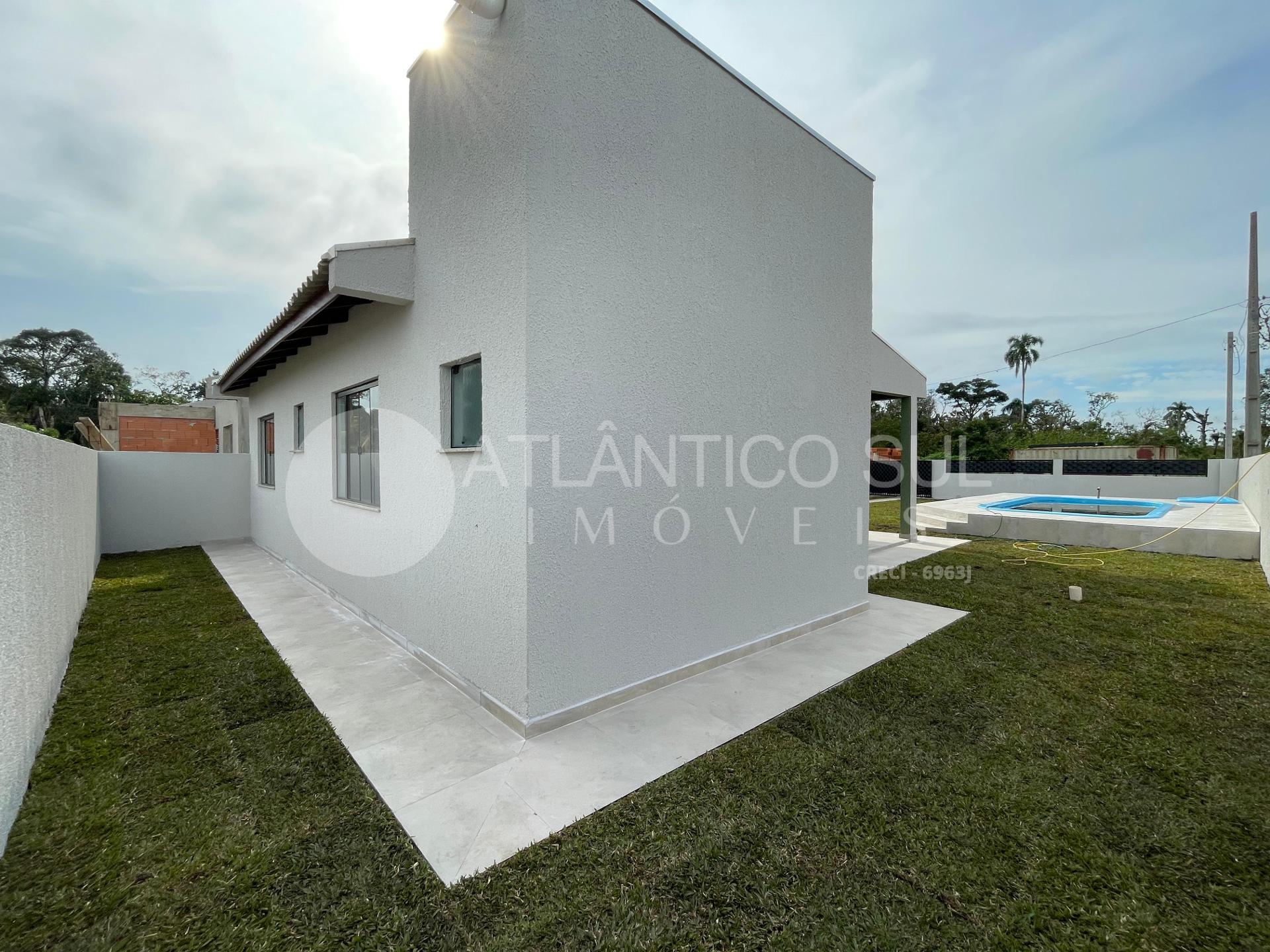 Casa com Piscina e grande espaço de terreno no Balneário Canoa...