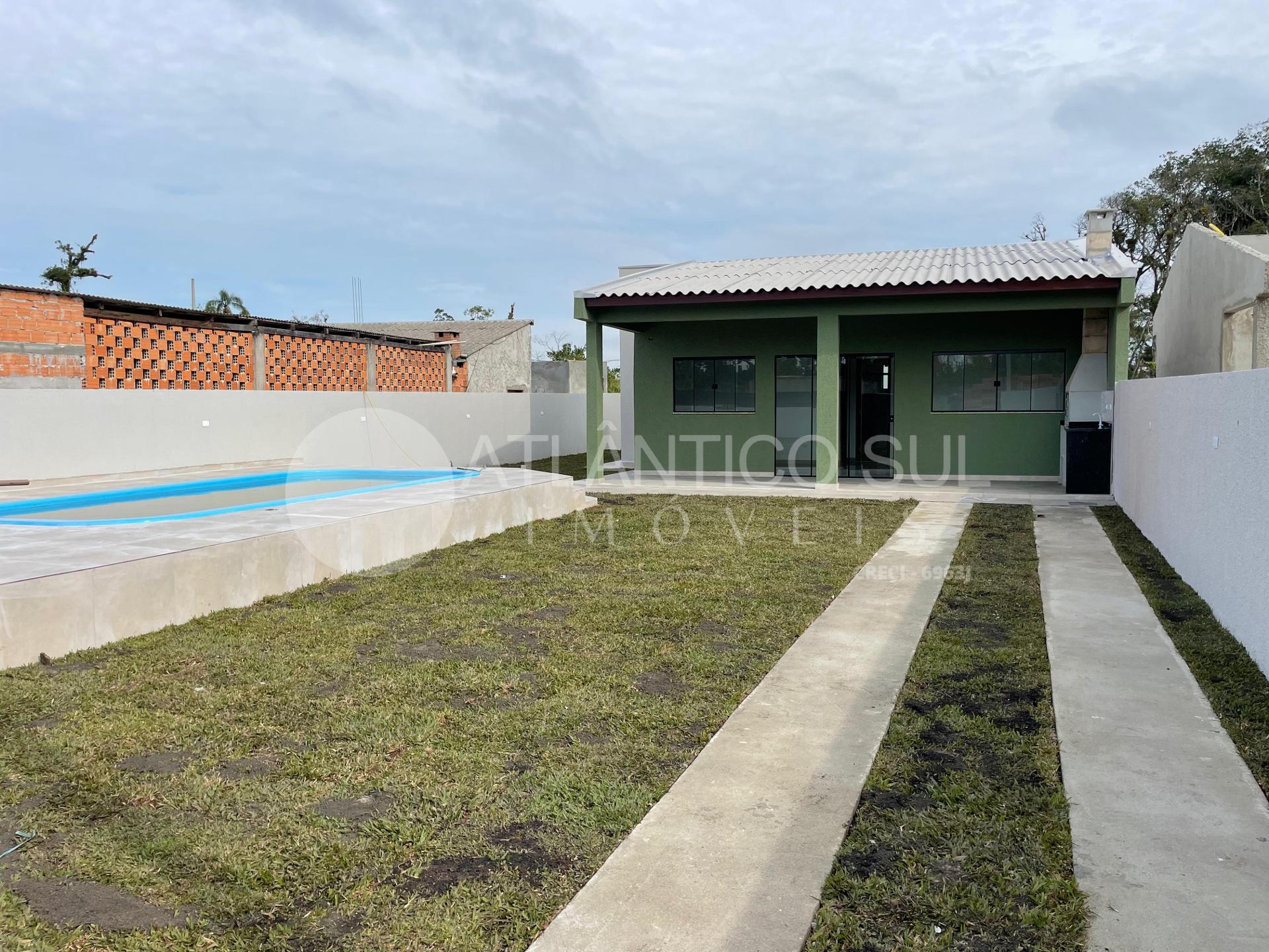 Casa com Piscina e grande espaço de terreno no Balneário Canoa...