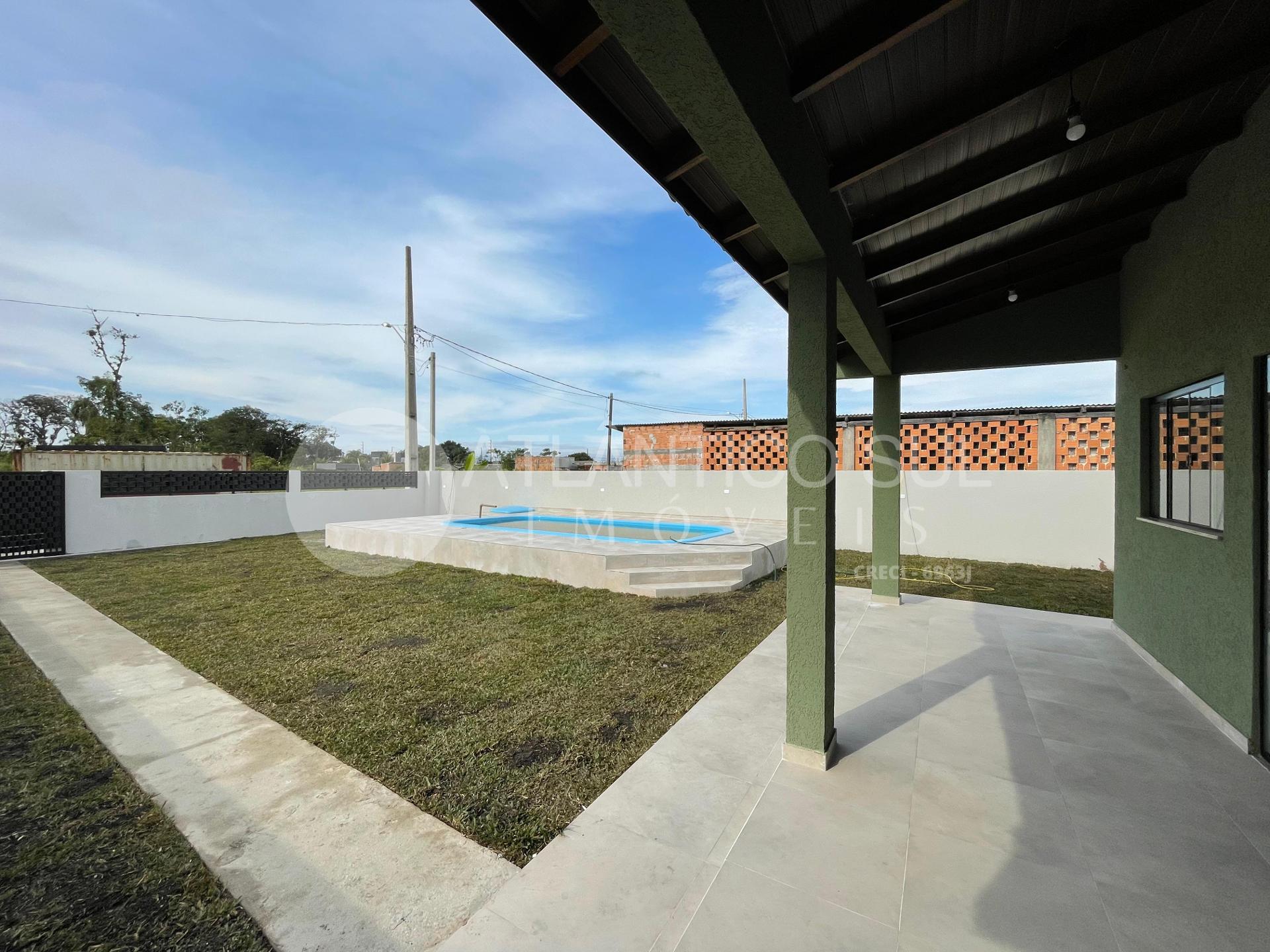 Casa com Piscina e grande espaço de terreno no Balneário Canoa...