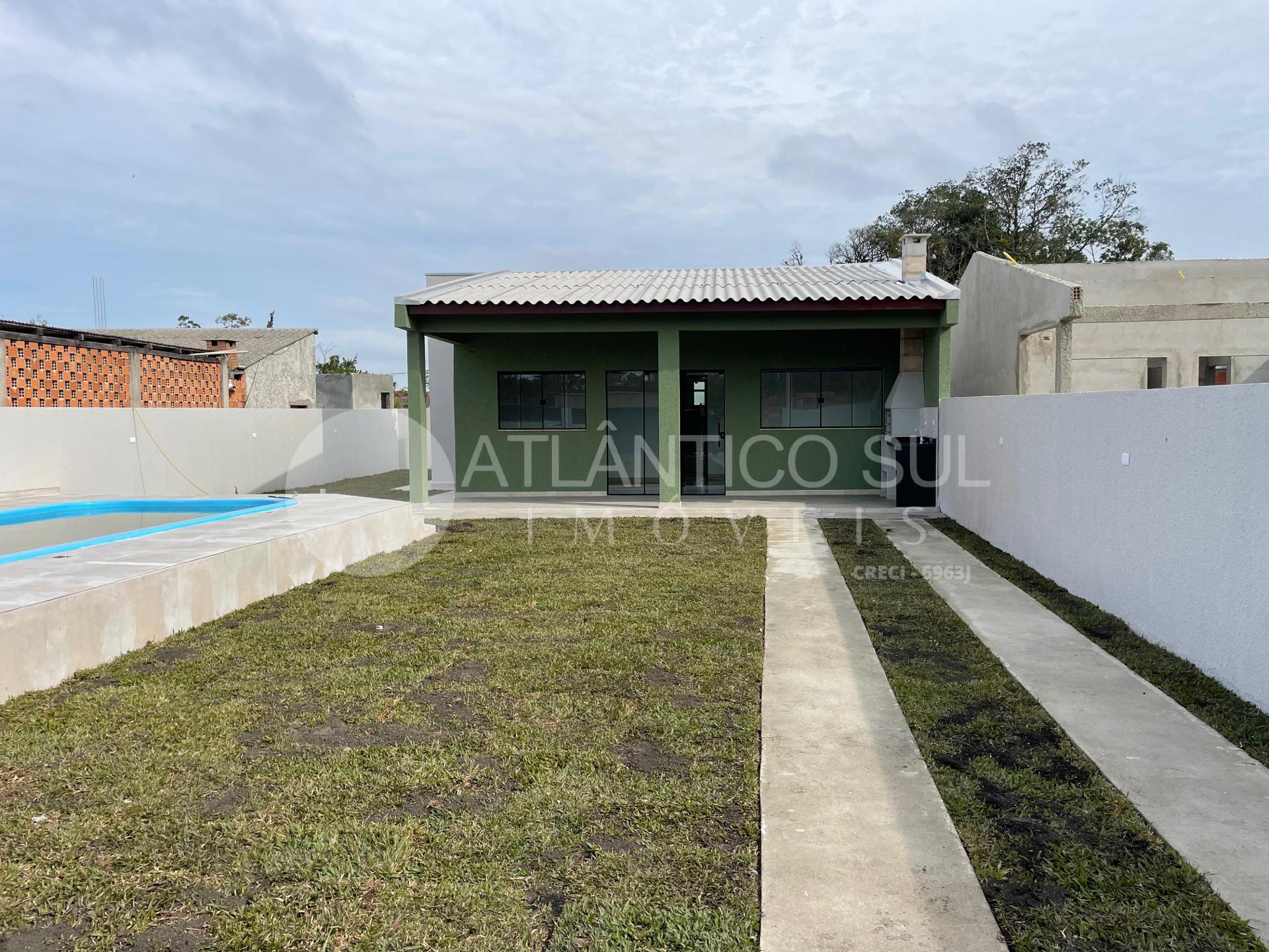 Casa com Piscina e grande espaço de terreno no Balneário Canoa...