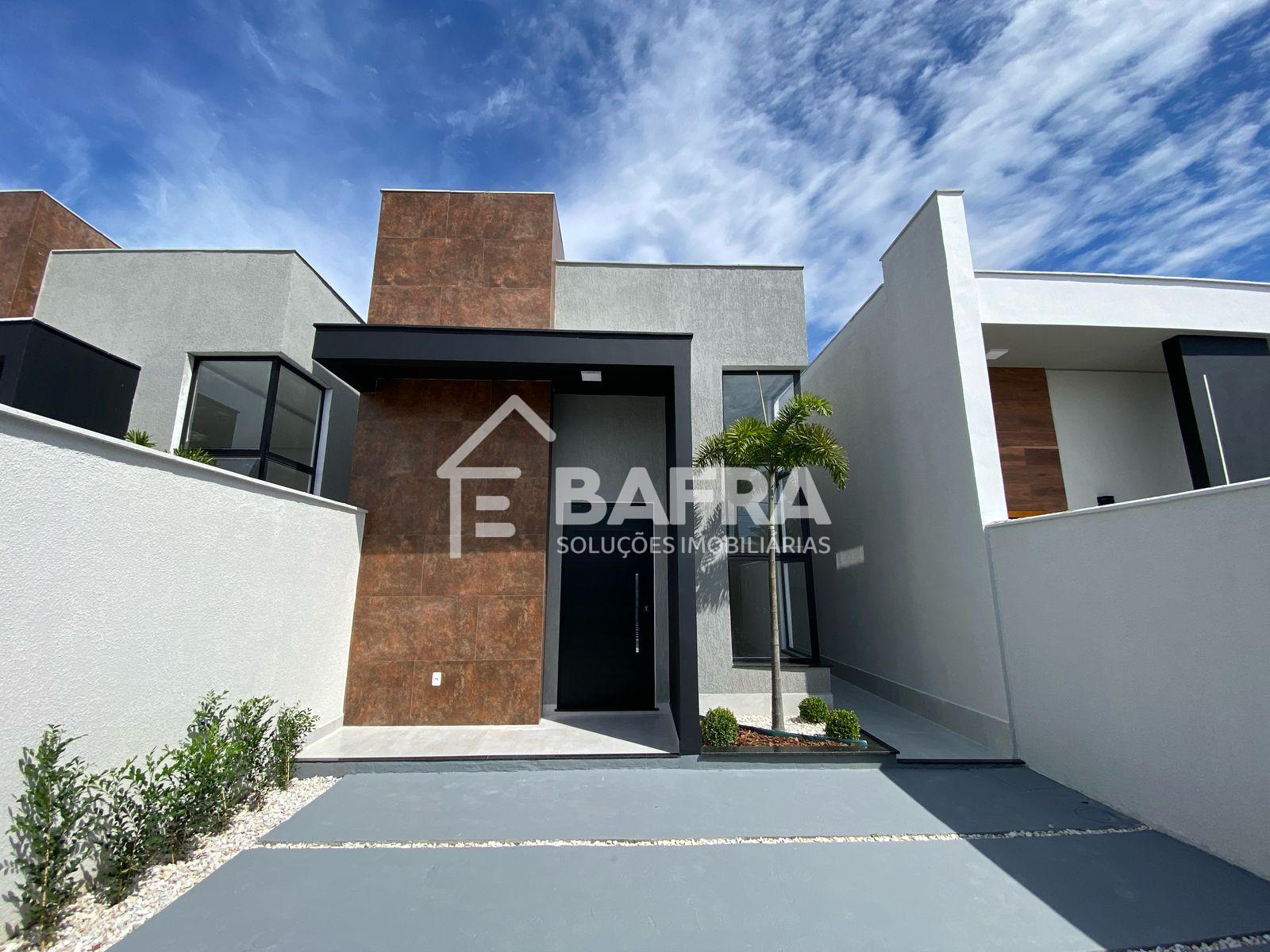 Casa à venda por R 660,000, com 3 quartos, sendo 1 suíte em It...