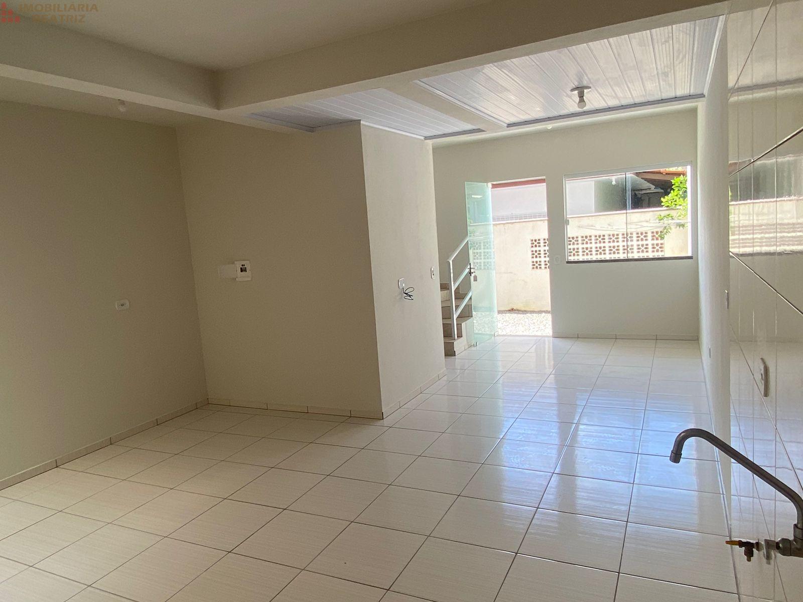 SOBRADO COM TRÊS DORMITÓRIOS, LOCALIZADO NO CENTRO DA PENHA - SC.