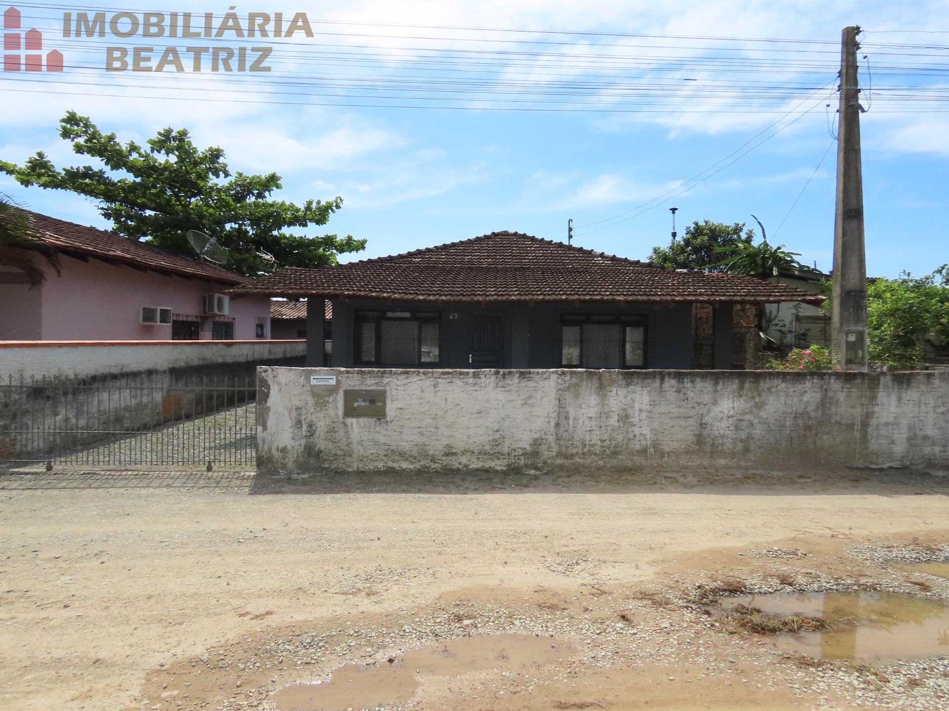 Casa com 03 quartos á venda no Centro de Penha SC