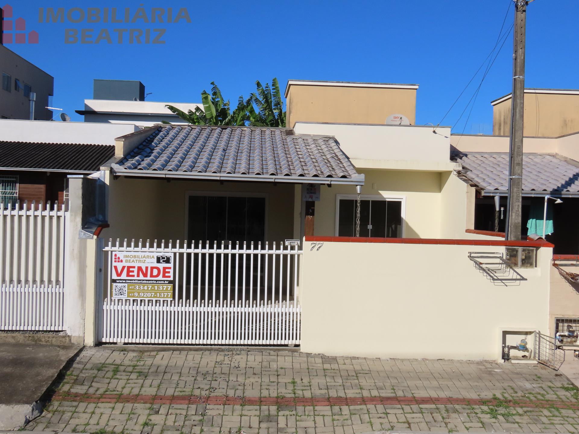 CASA A VENDA NO CENTRO DE PENHA SC.