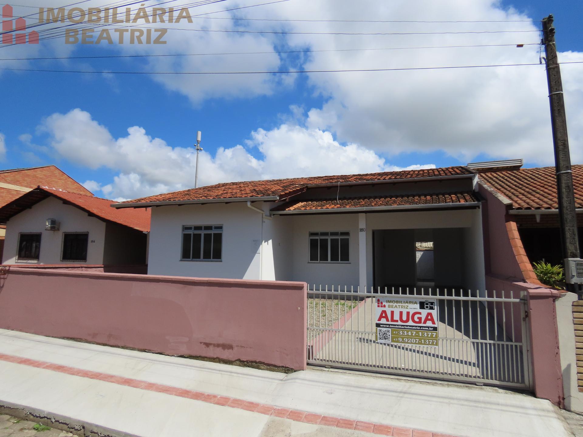 CASA COM 03 QUARTOS PARA LOCAÇÃO NO CENTRO DE PENHA - SC.