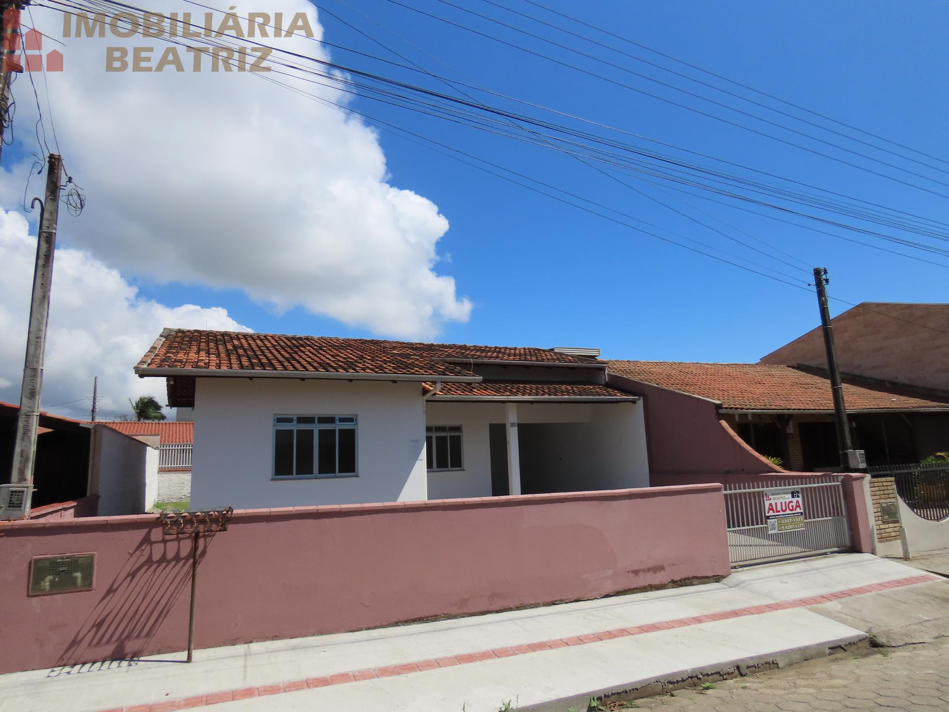 CASA COM 03 QUARTOS PARA LOCAÇÃO NO CENTRO DE PENHA - SC.