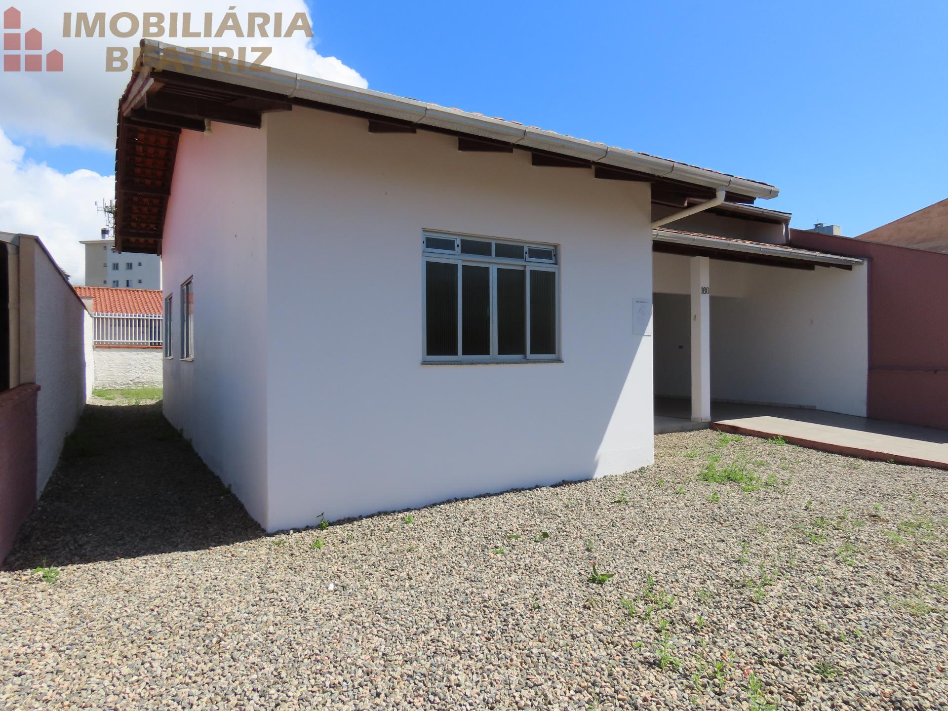CASA COM 03 QUARTOS PARA LOCAÇÃO NO CENTRO DE PENHA - SC.