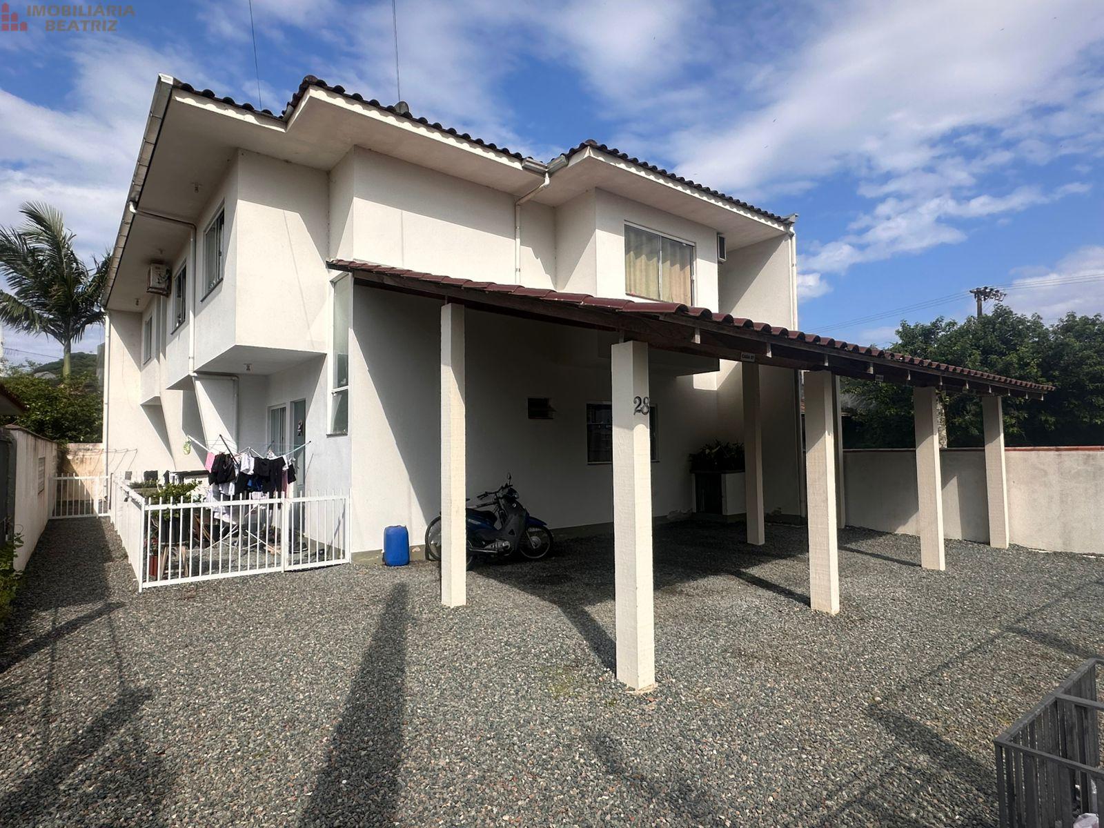 SOBRADO COM TRÊS DORMITÓRIOS, LOCALIZADO NO CENTRO DA PENHA - SC.