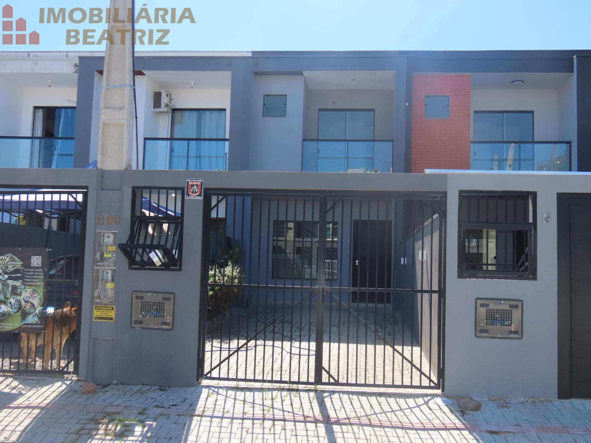 SOBRADO COM DUAS SUTES NO CENTRO DE BALNEARIO PIARRAS - SC.