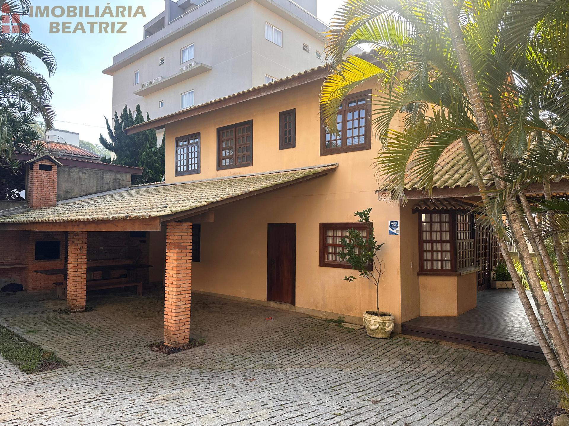 CASA COM DOIS PAVIMENTOS EM PENHA SC