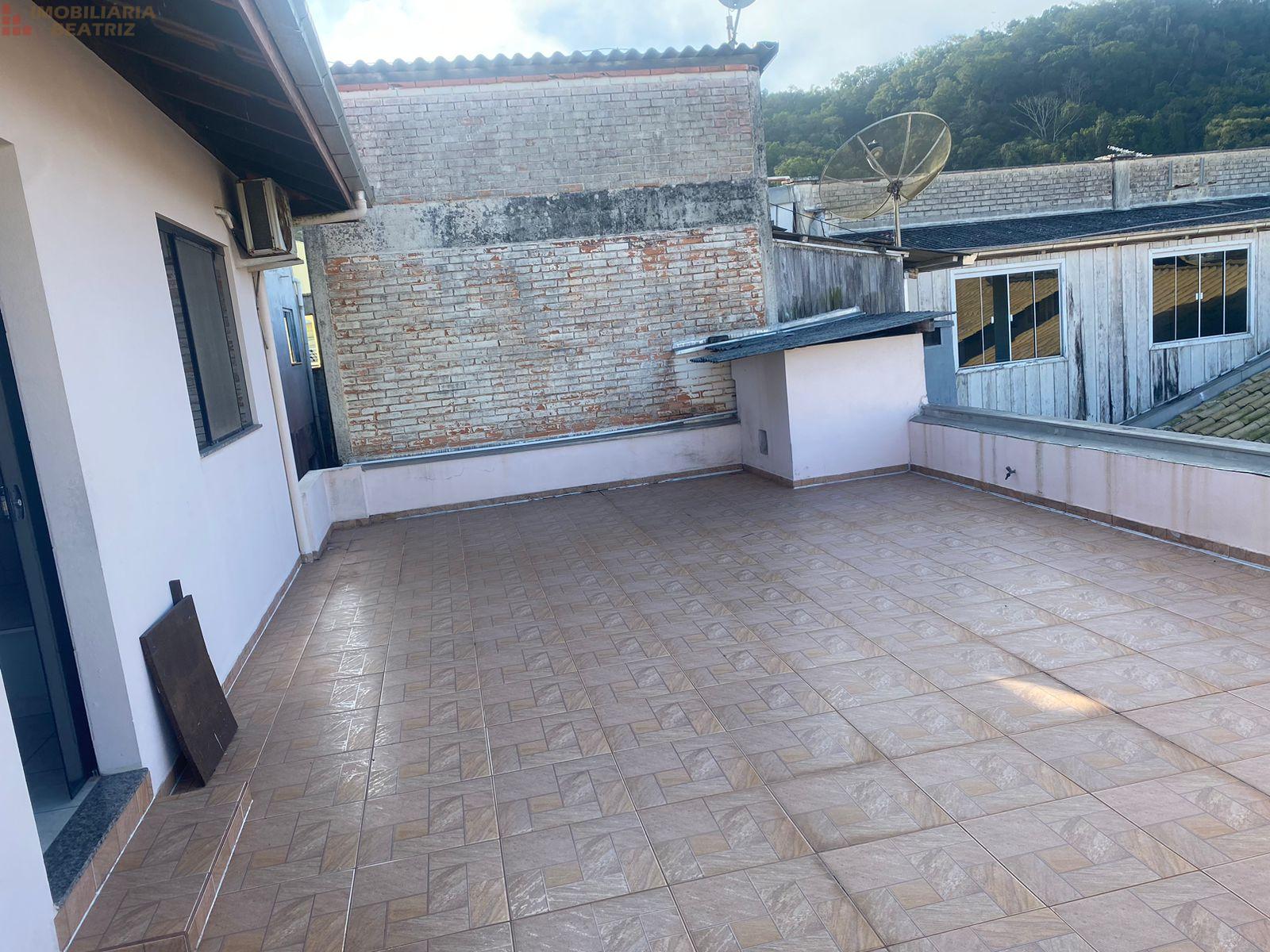 APARTAMENTO COM 02 DORMITÓRIOS PARA LOCAÇÃO NO CENTRO DE PENHA...