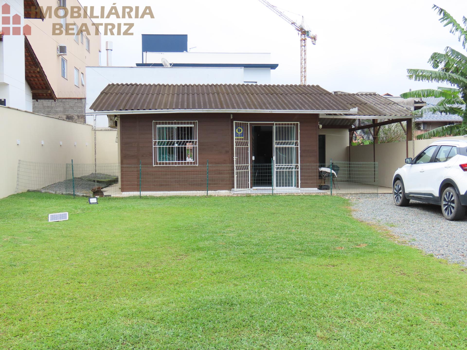 CASA A VENDA NO CENTRO DE PENHA SC.