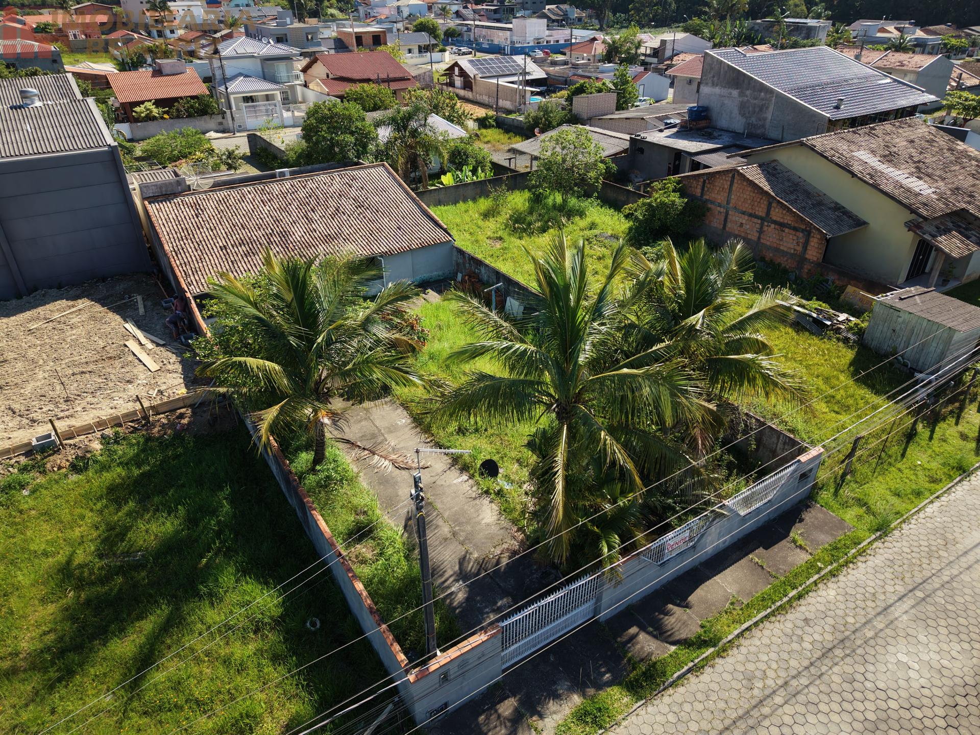 CASA À VENDA NO CENTRO DE PENHA SC