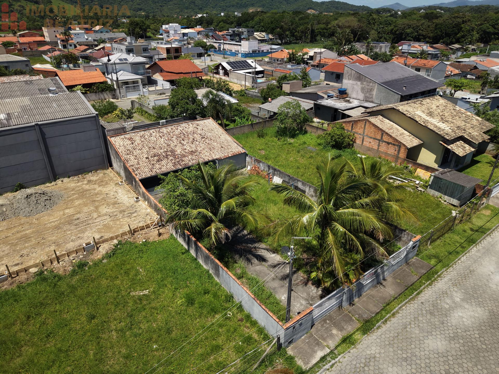 CASA À VENDA NO CENTRO DE PENHA SC