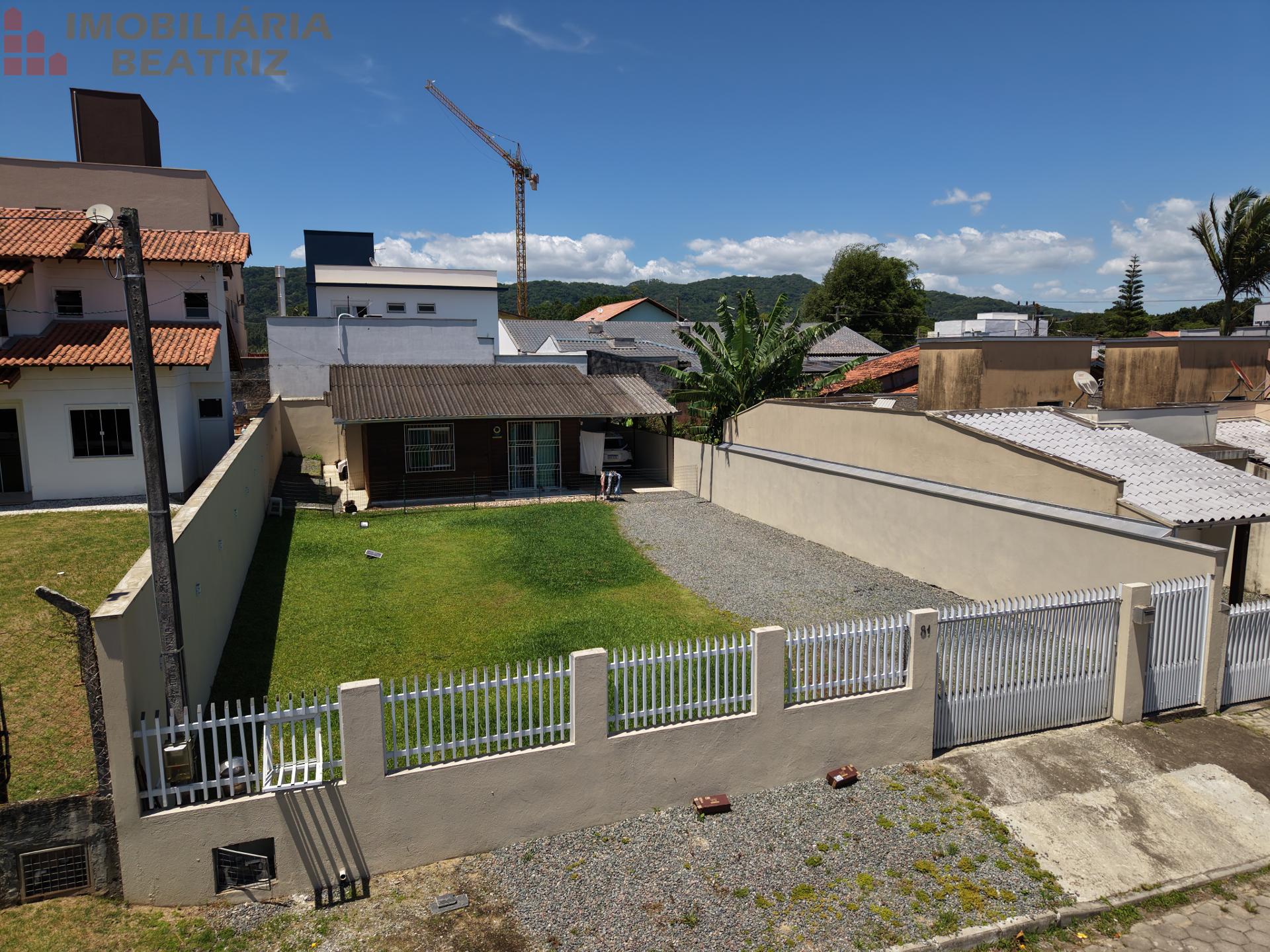 CASA A VENDA NO CENTRO DE PENHA SC.