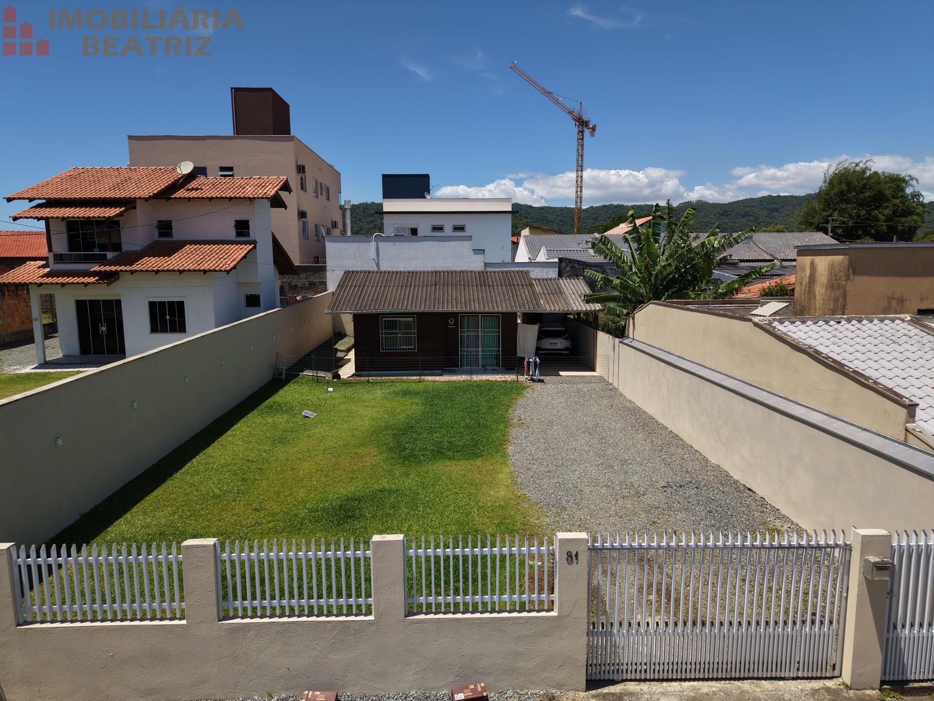 CASA A VENDA NO CENTRO DE PENHA SC.