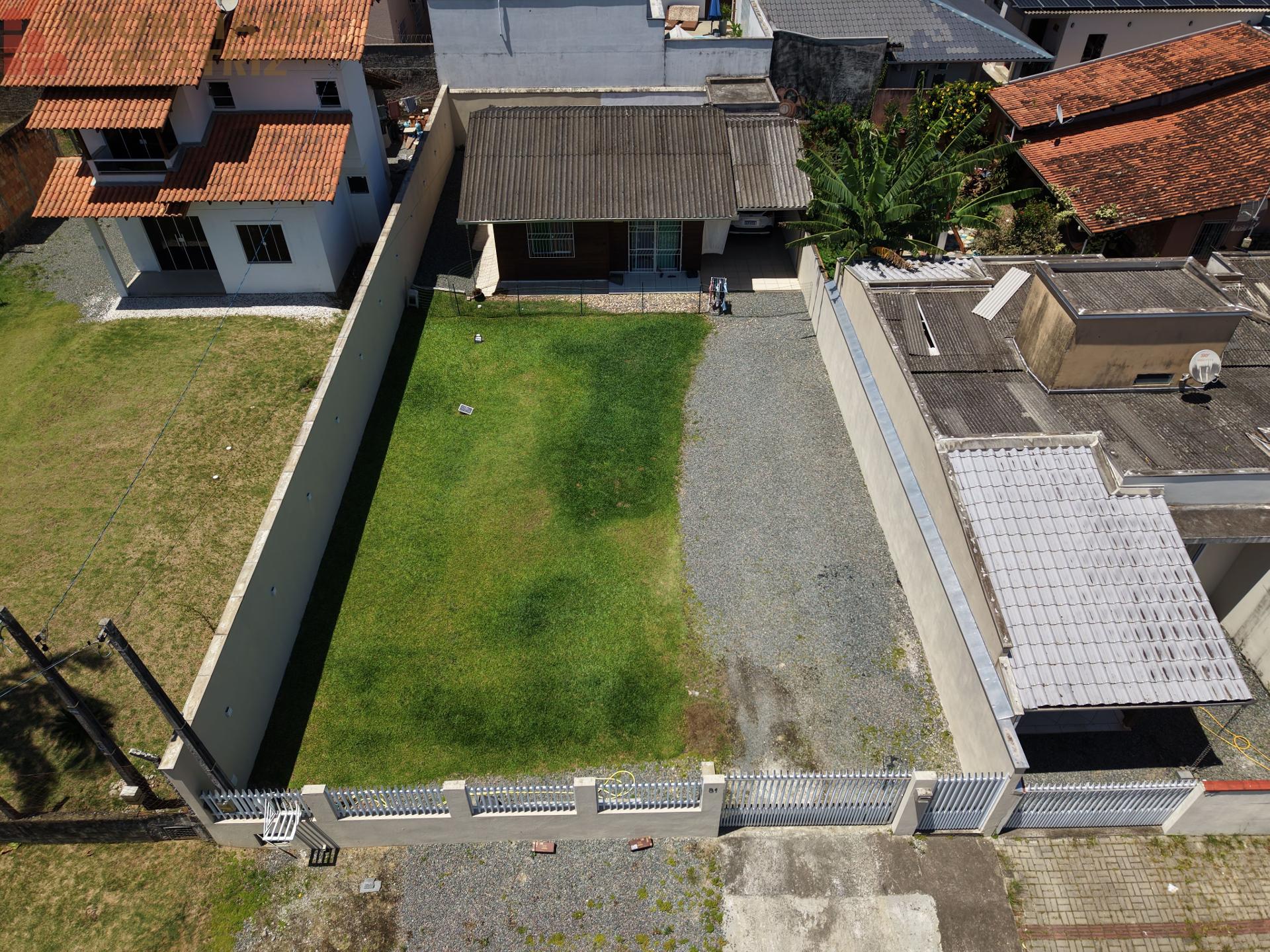CASA A VENDA NO CENTRO DE PENHA SC.