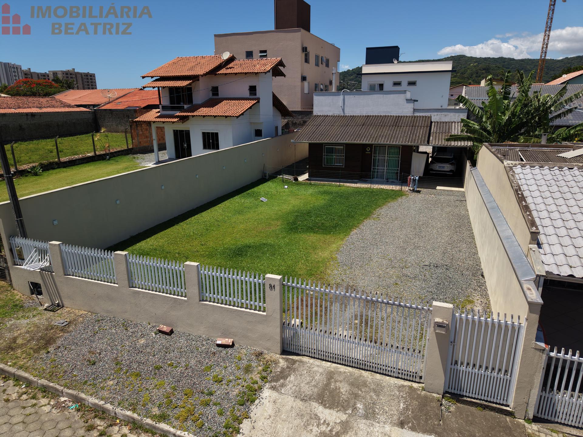 CASA A VENDA NO CENTRO DE PENHA SC.