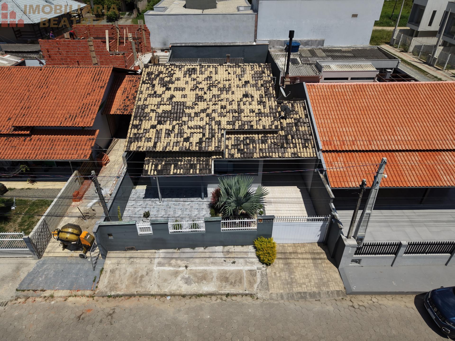 CASA A VENDA, NO CENTRO DE PENHA SC