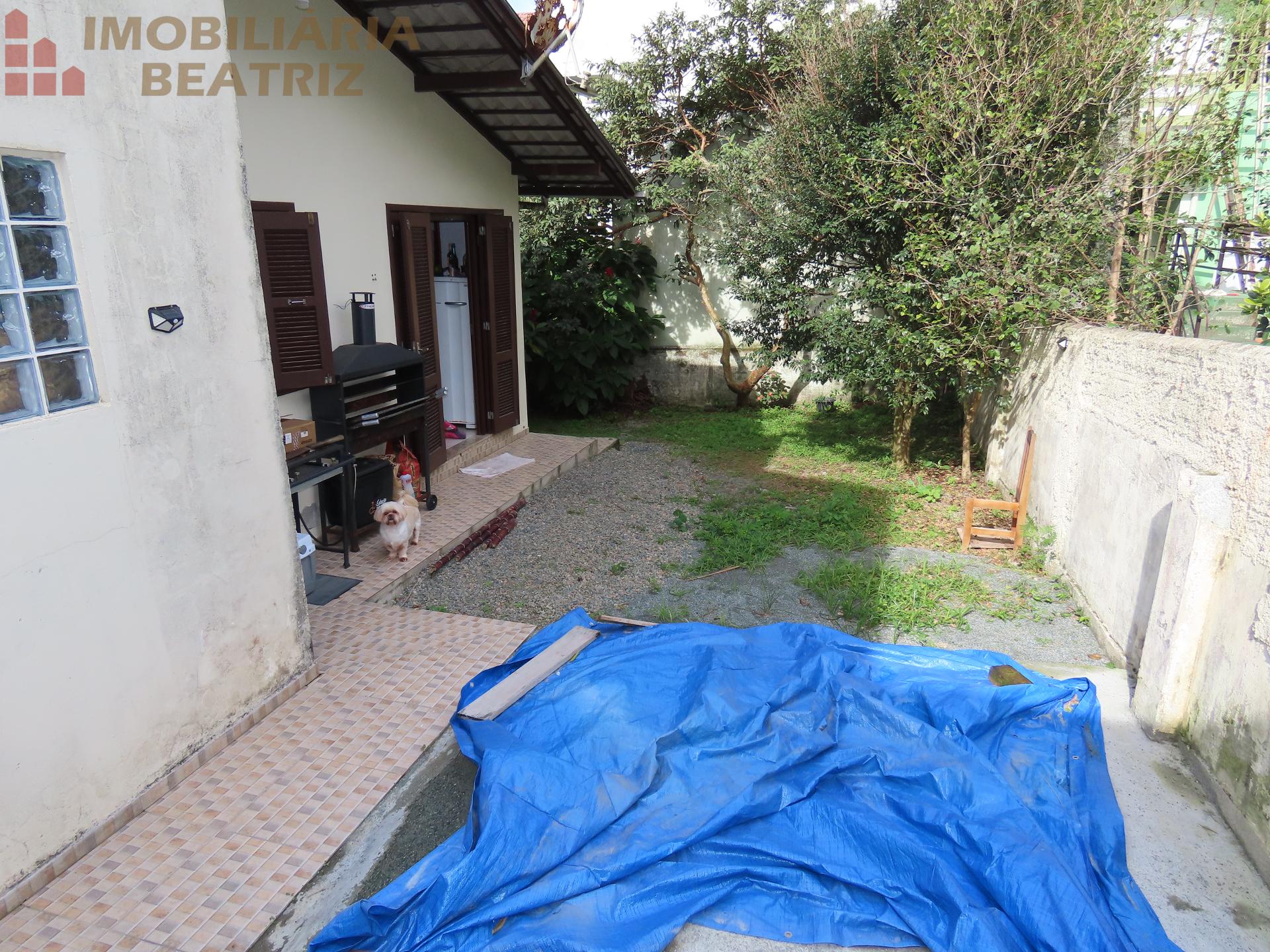 Casa semi-mobiliada, com móveis sob medida, a 400m da praia no...