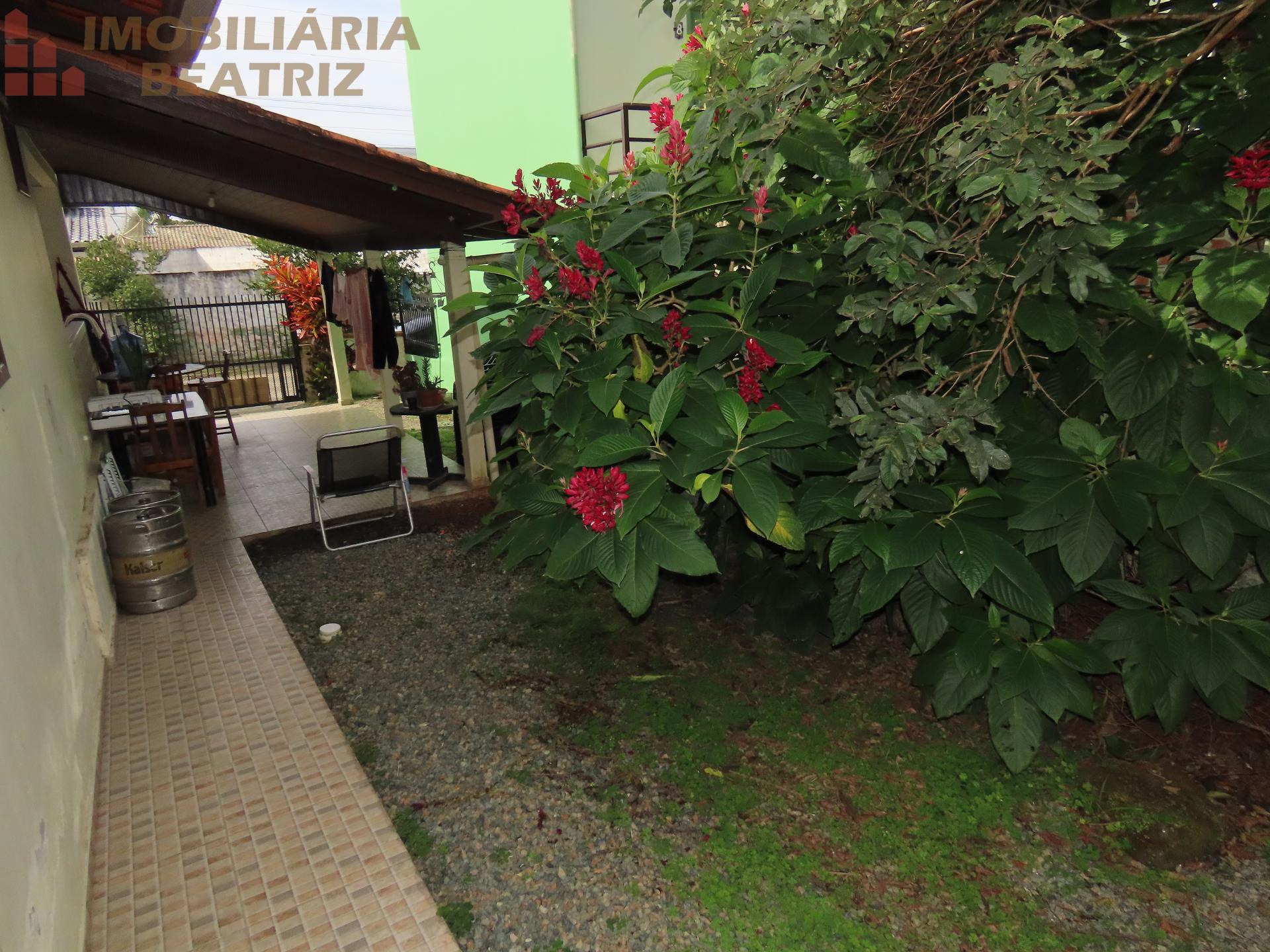 Casa semi-mobiliada, com móveis sob medida, a 400m da praia no...