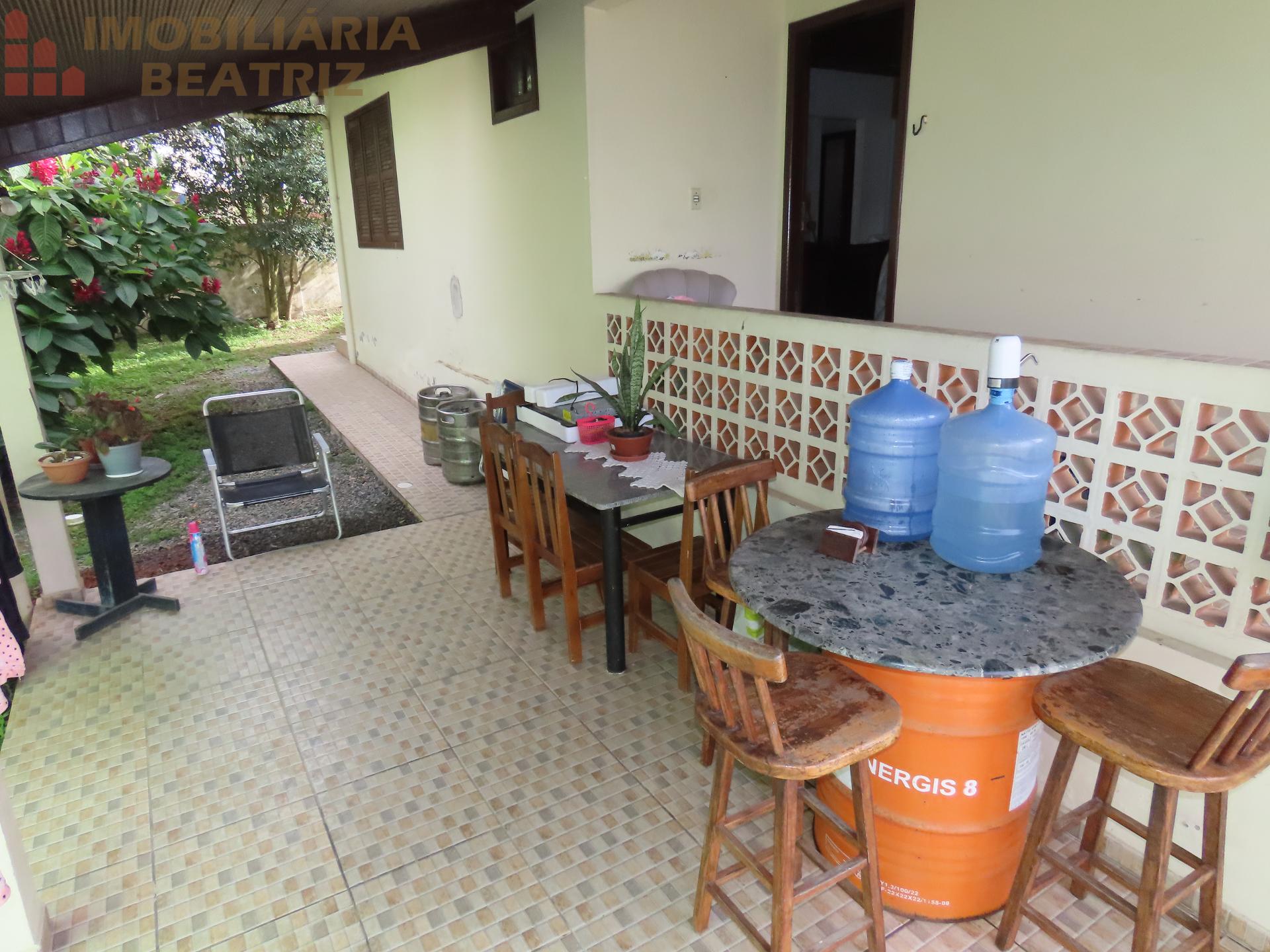 Casa semi-mobiliada, com móveis sob medida, a 400m da praia no...
