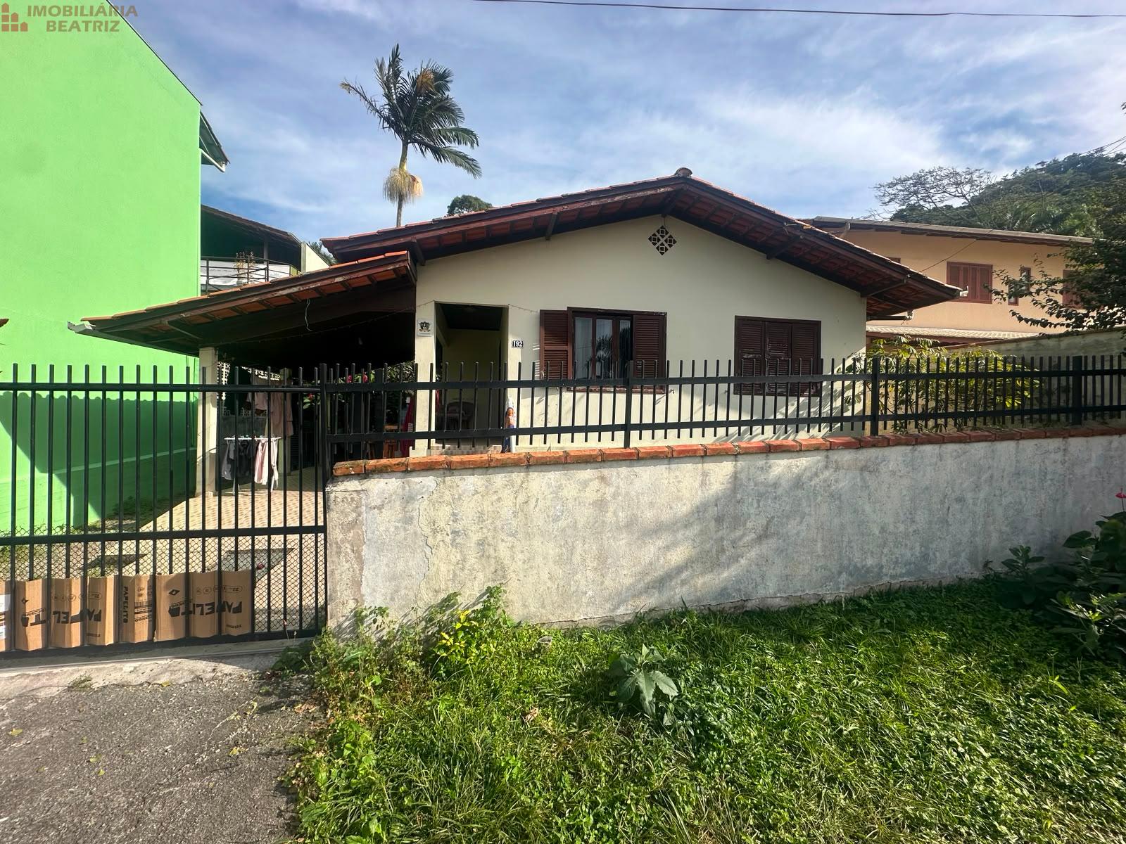 Casa semi-mobiliada, com móveis sob medida, a 400m da praia no...
