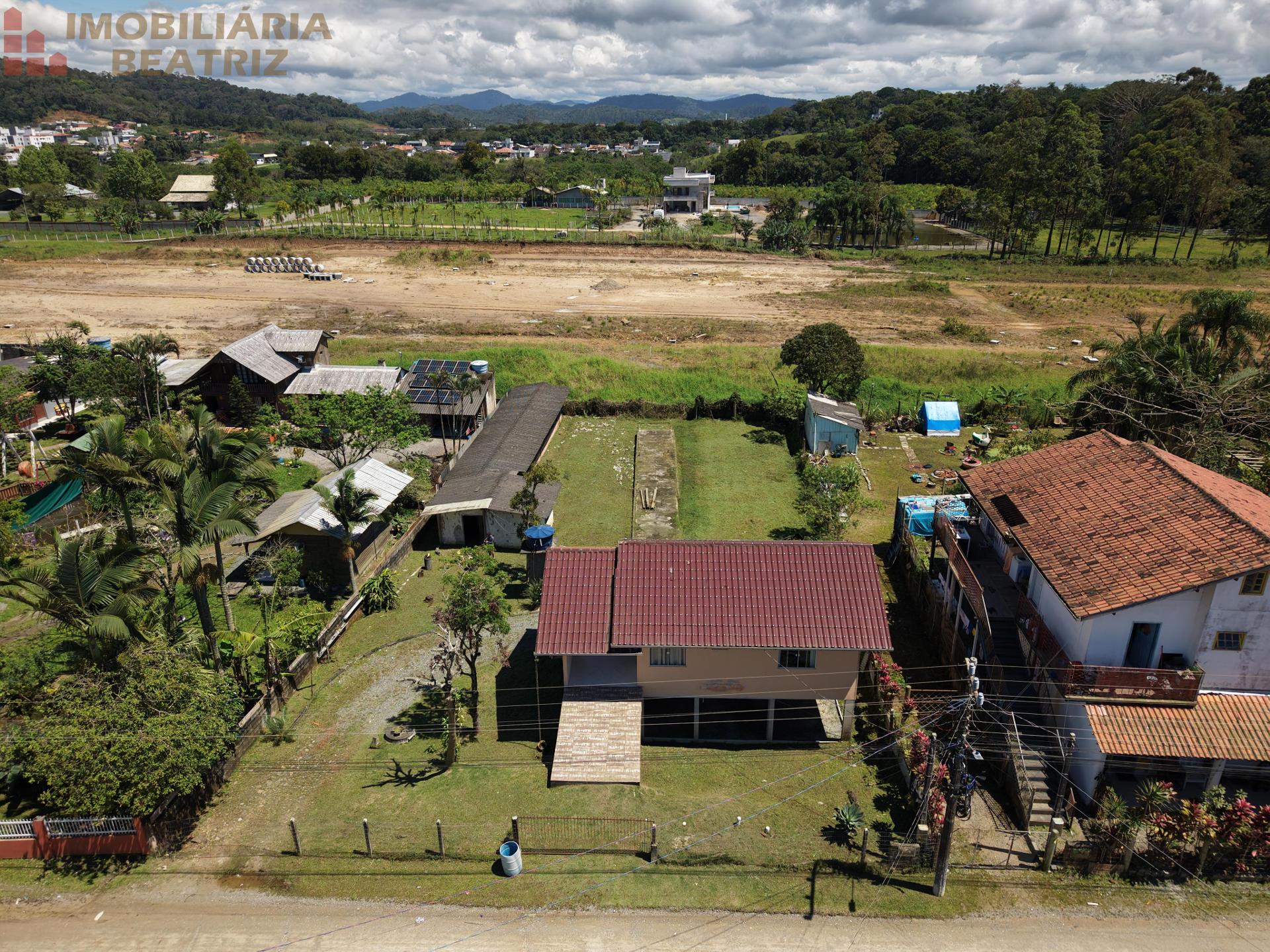 Terreno com área de 1.226,78 m², com casa de 74,00 m² em PenhaSC
