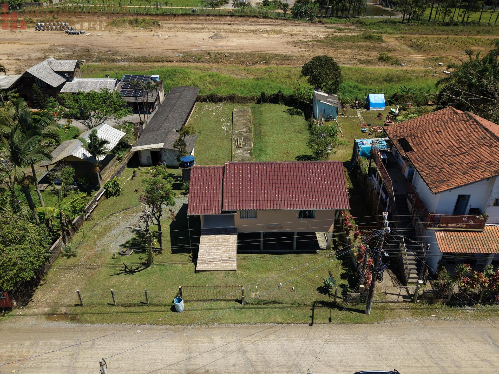 Terreno com área de 1.226,78 m², com casa de 74,00 m² em PenhaSC