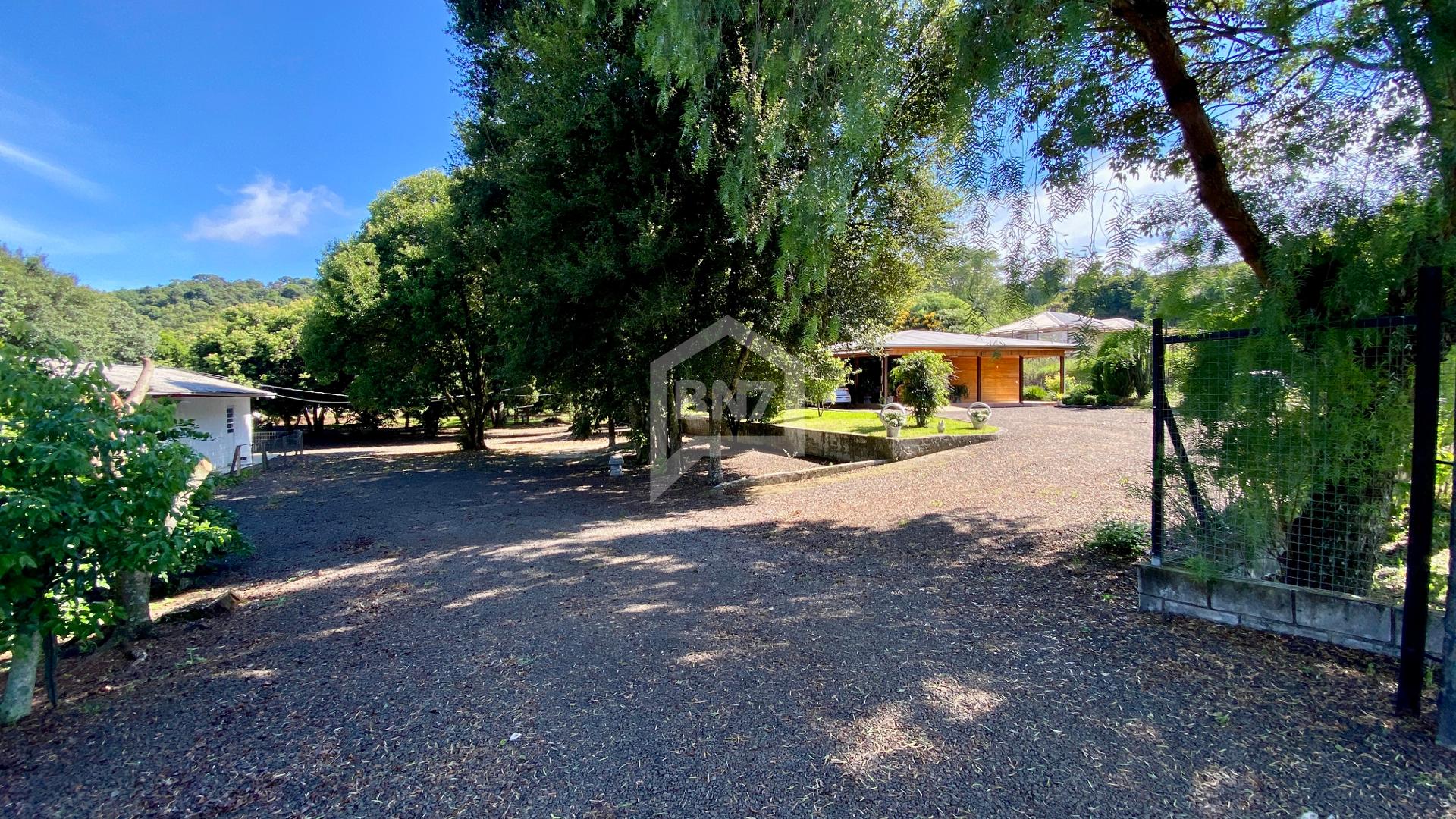 Chcara Completa para Morar, Investir e Lazer - 10.574m  com Piscina, Aude e Barraco
