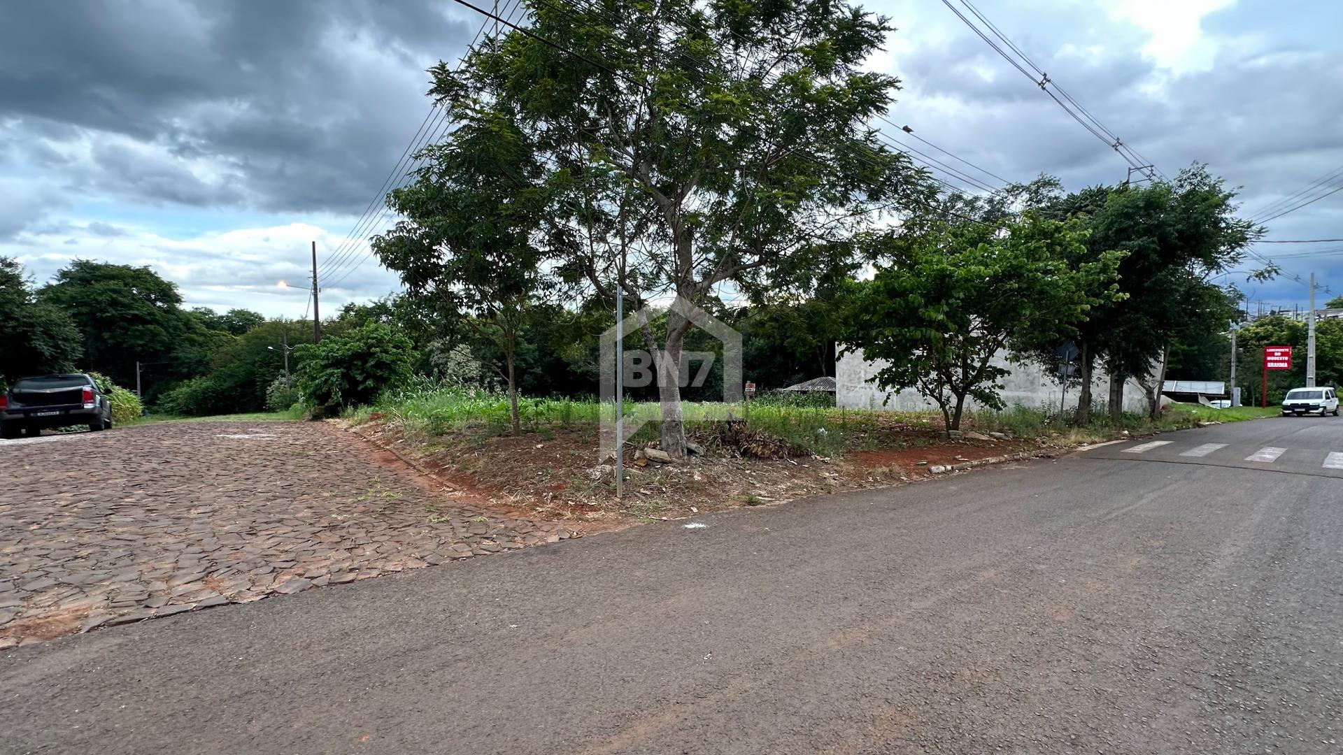 Terreno de Esquina à Venda no Bairro Júpiter  em Zona Comercial 