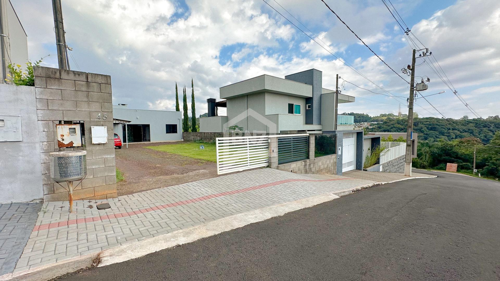 Casa com amplo terreno e potencial construtivo no São Cristóvão